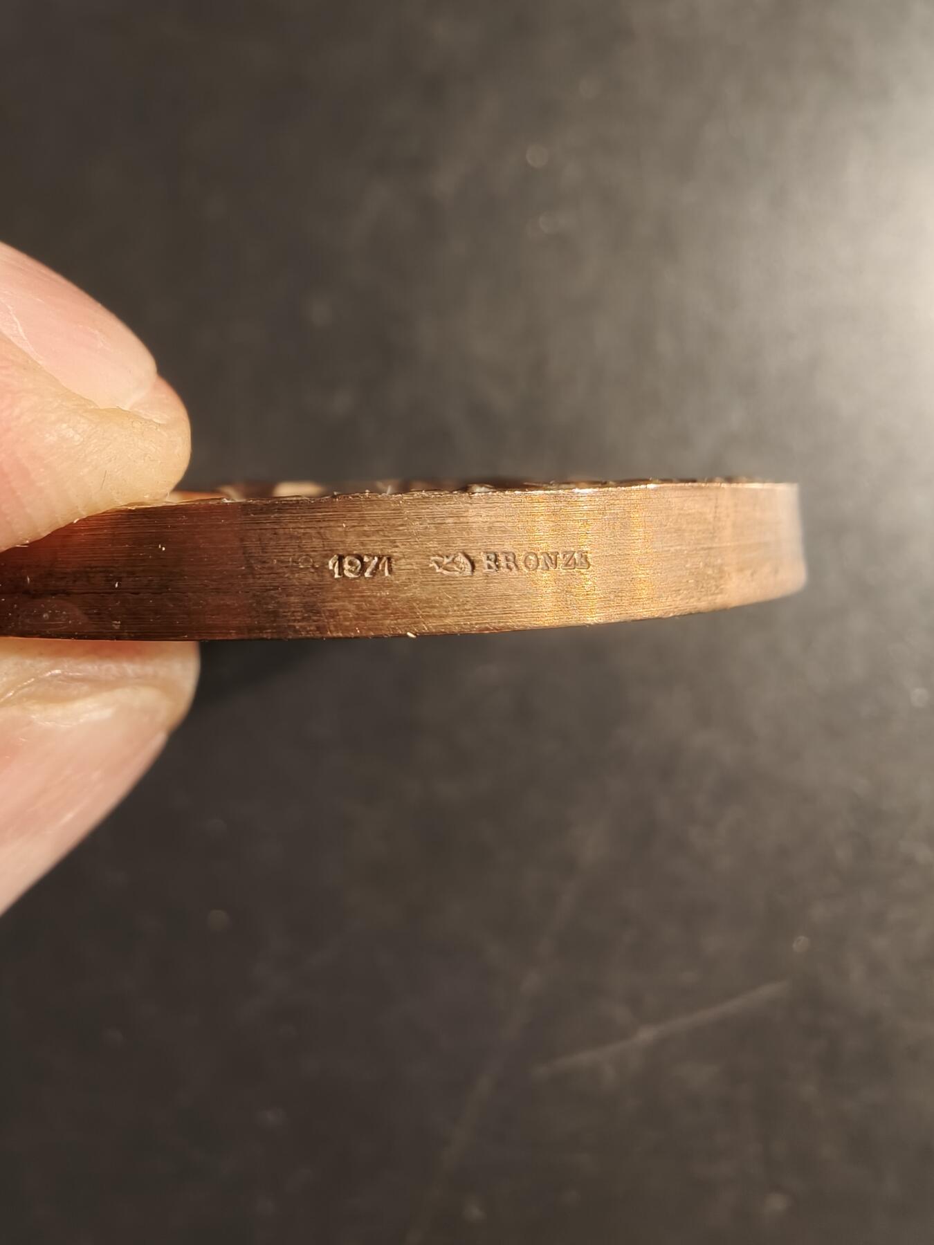 老王徽章第160期  法国男性服装制造商全国联合会大铜章     直径50mm.    重量65.6g