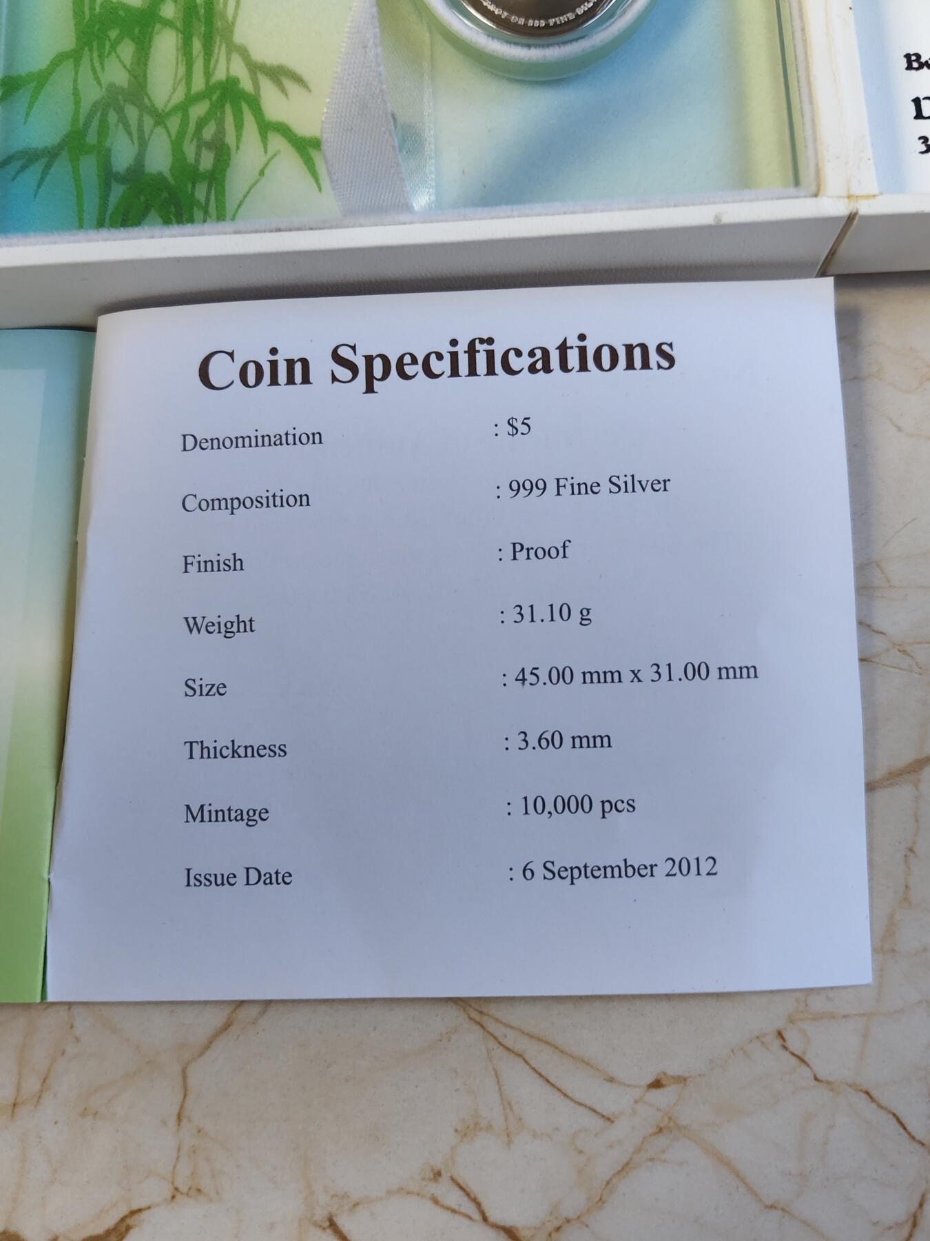 第180期拍卖【长期征集拍品】【北京币展专场】 新加坡2012年大熊猫凯凯和嘉嘉椭圆形彩色精制银币，999银，31.1克，发行10000枚