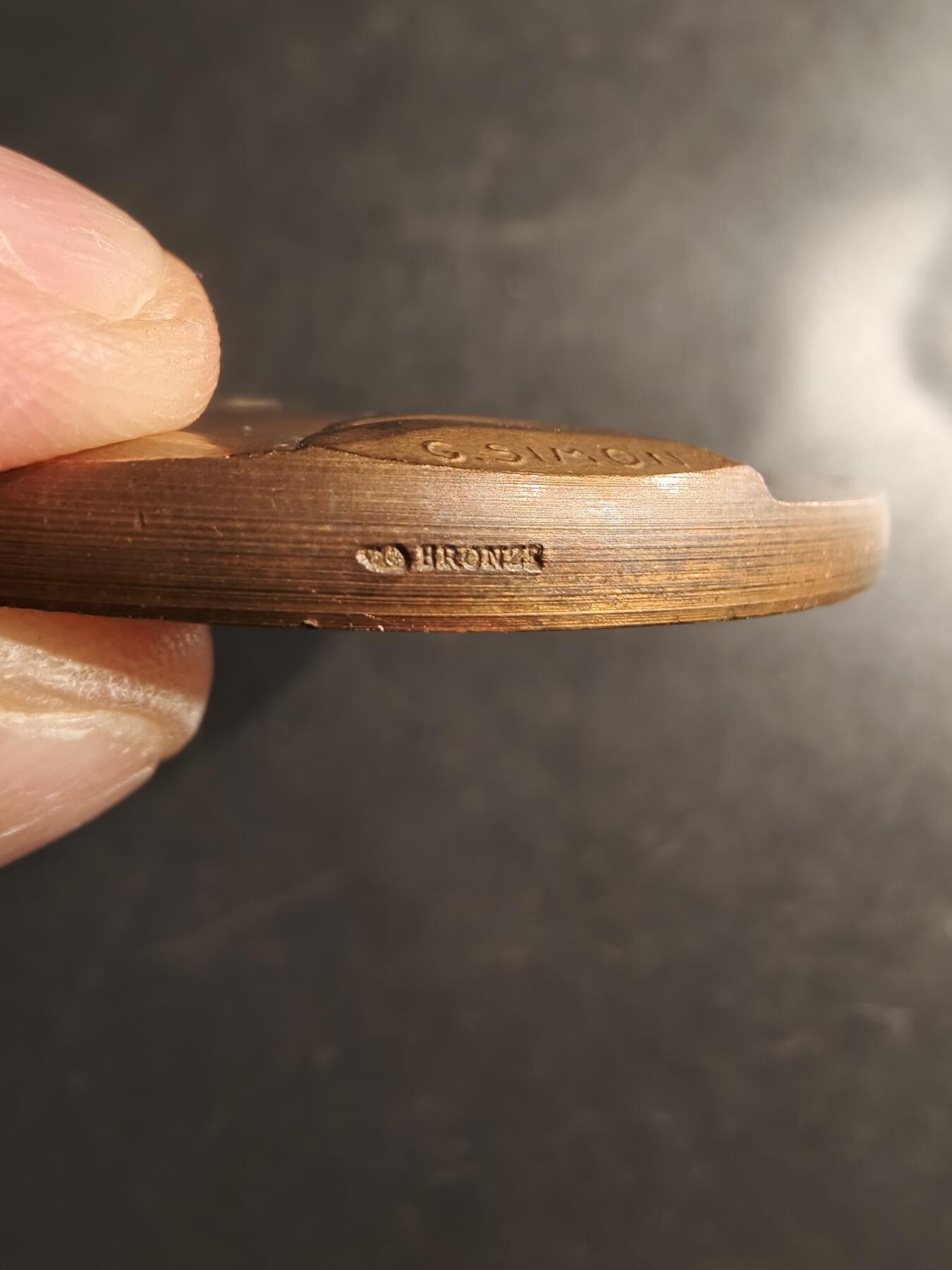 老王徽章第160期 法国巴黎信贷银行大铜章     高浮雕     直径68mm.    重量180g