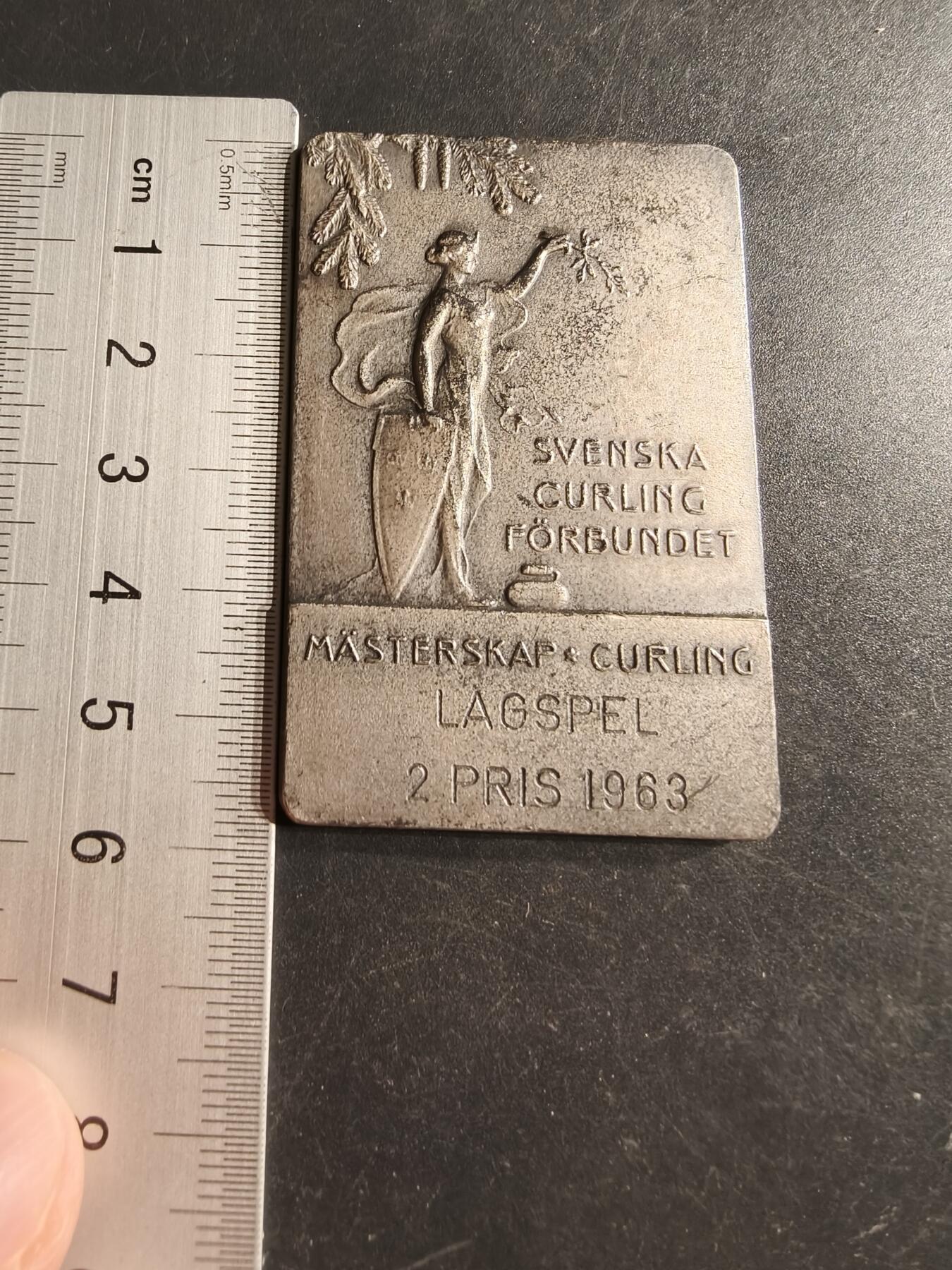 老王徽章第160期  瑞典冰壶协会方形镀银大铜章     尺寸58×36mm.    重量55.1g