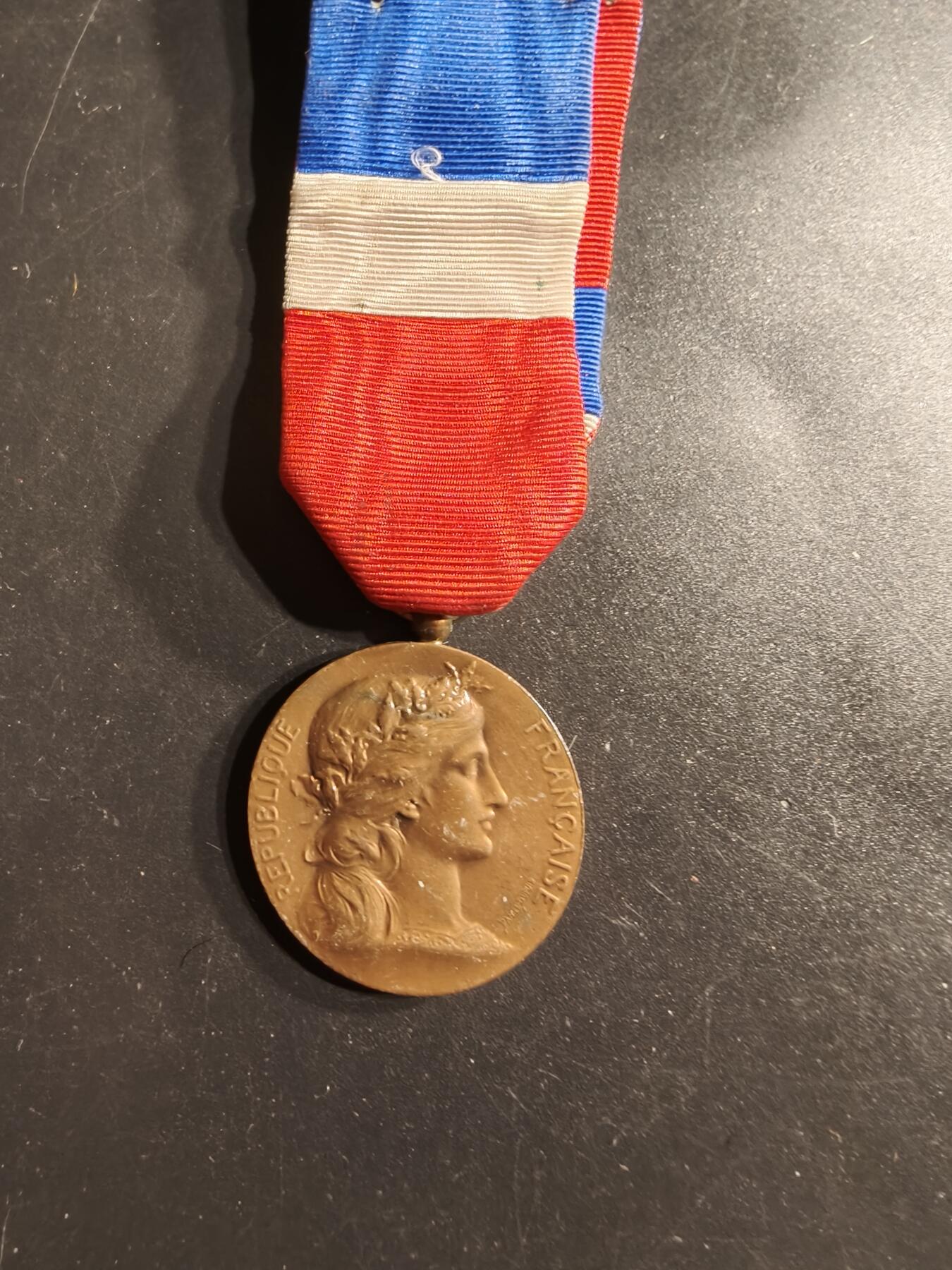 老王徽章第160期 法国铜级战争部劳工奖章    1977年实发 