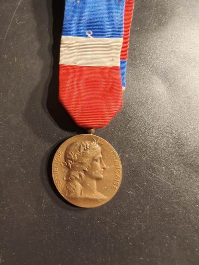 老王徽章第160期 - 法国铜级战争部劳工奖章    1977年实发 