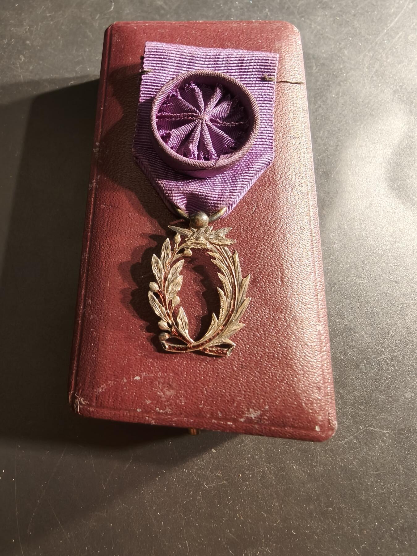 老王徽章第160期 法国军官级棕榈叶勋章    银质珐琅    三共时期    带盒子