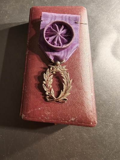 老王徽章第160期 - 法国军官级棕榈叶勋章    银质珐琅    三共时期    带盒子