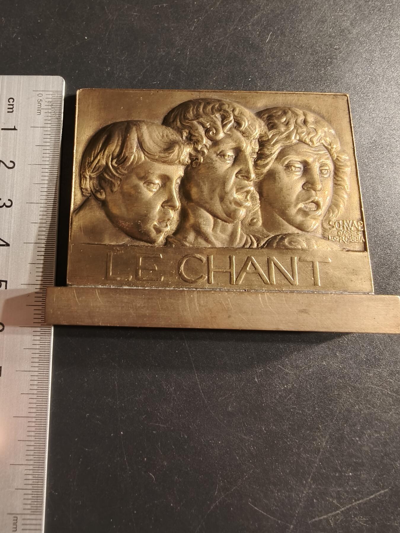 老王徽章第160期  德国“合唱”主题方形大铜章      高浮雕     尺寸：75×60mm.    重量176.9g.    德国雕塑家路德维希·施瓦布作品