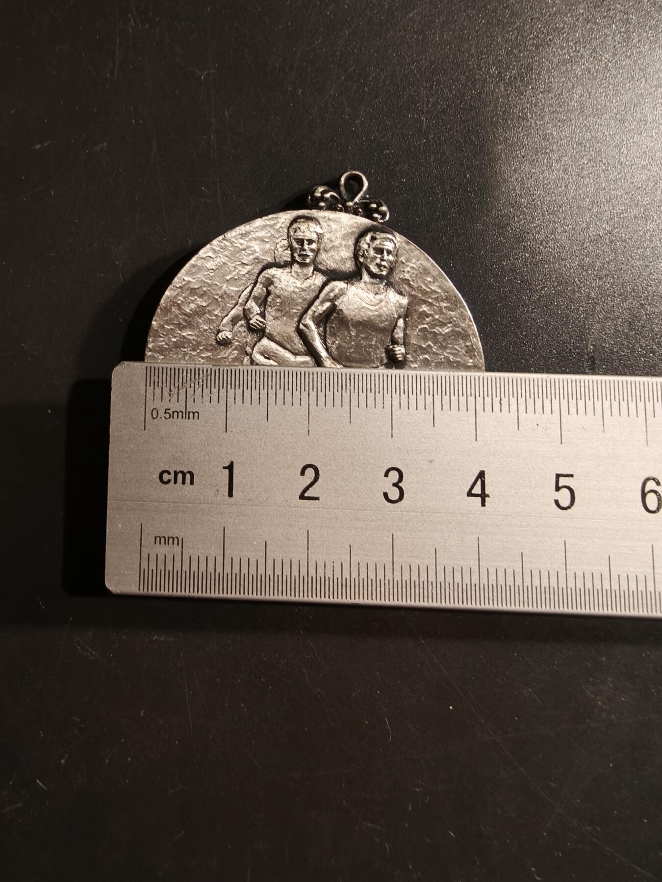 老王徽章第160期 小日子田径竞赛纪念章       直径42mm.   重量31.2g