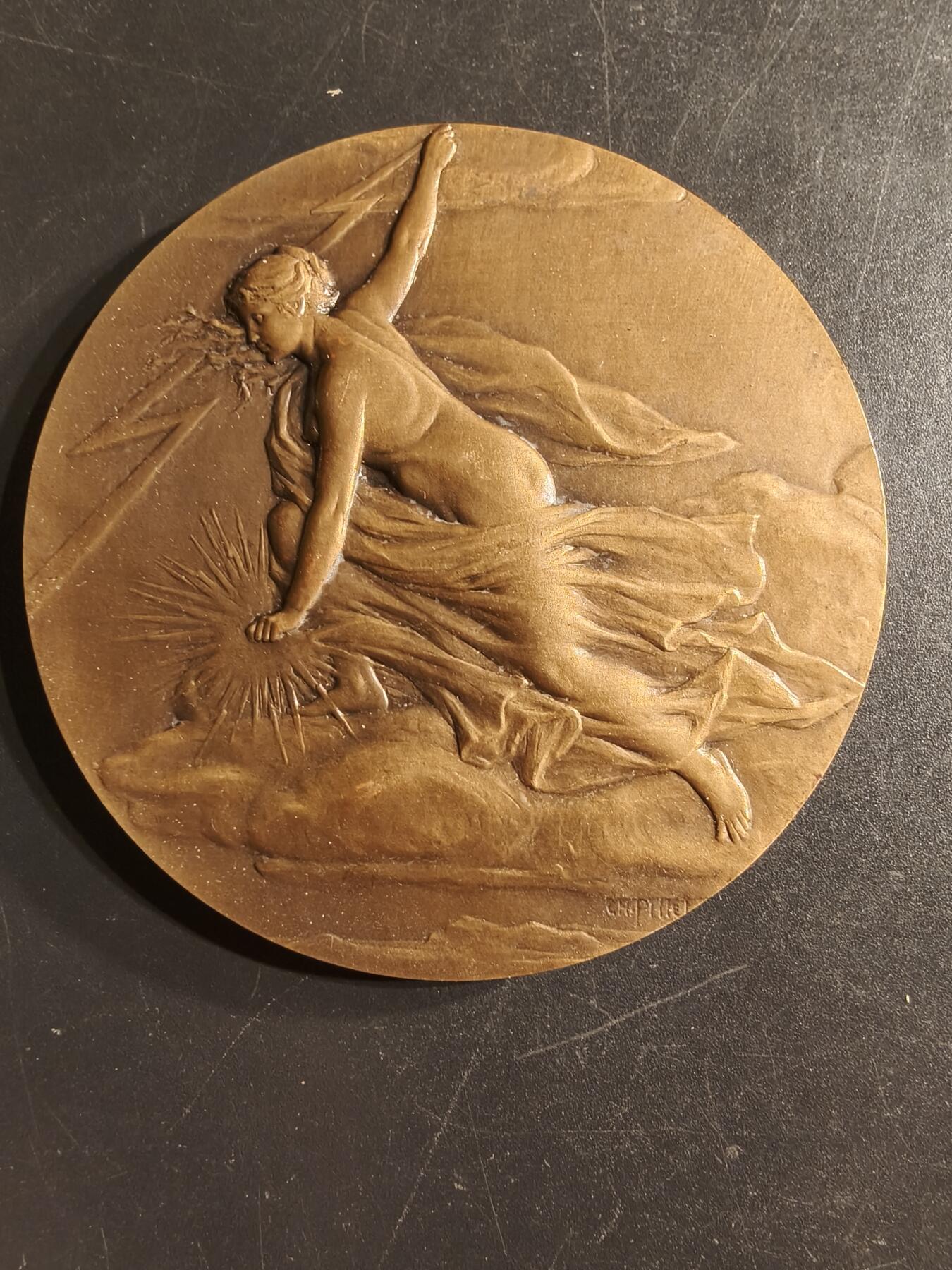 老王徽章第160期  法国电力建筑总工会大铜章     原盒     大师皮列作品     直径68mm.    重量120.6g