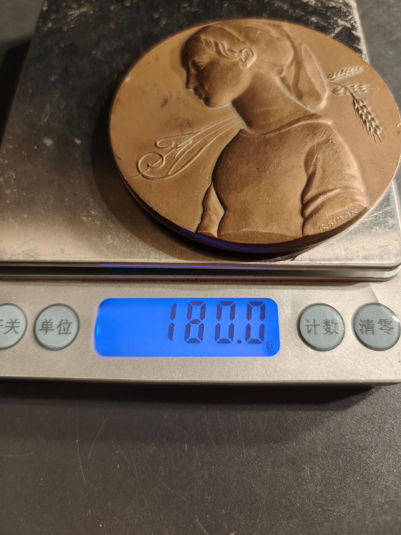 老王徽章第160期 法国巴黎信贷银行大铜章     高浮雕     直径68mm.    重量180g