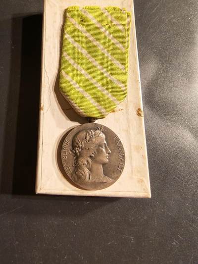 老王徽章第160期 -  法国1921年内政部市政雇员奖章    银质    10.6g.   带盒子