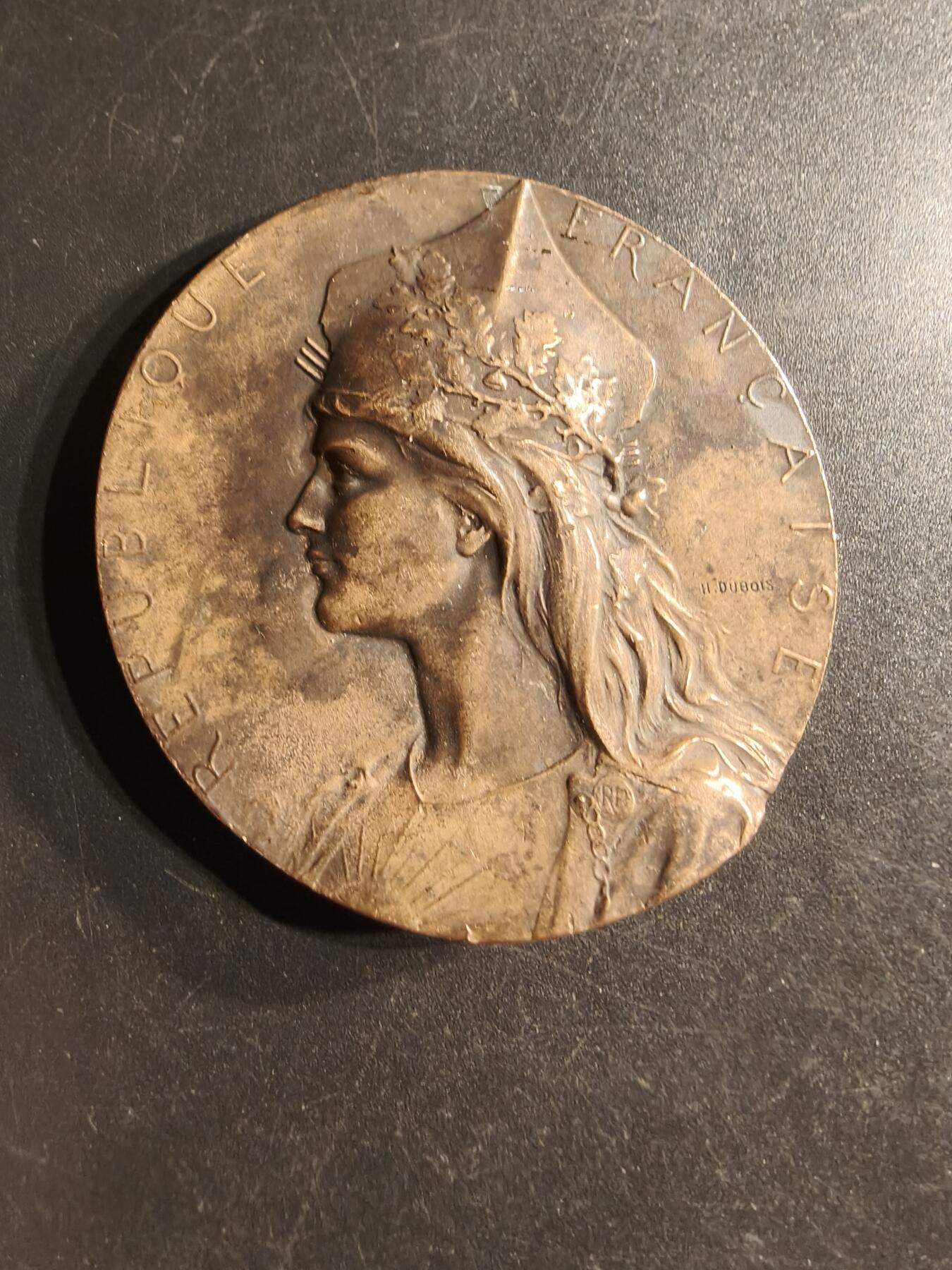 老王徽章第160期  法国第33步兵团射击竞赛大铜章     大师亨利杜布瓦作品     直径50mm.    重量53.5g