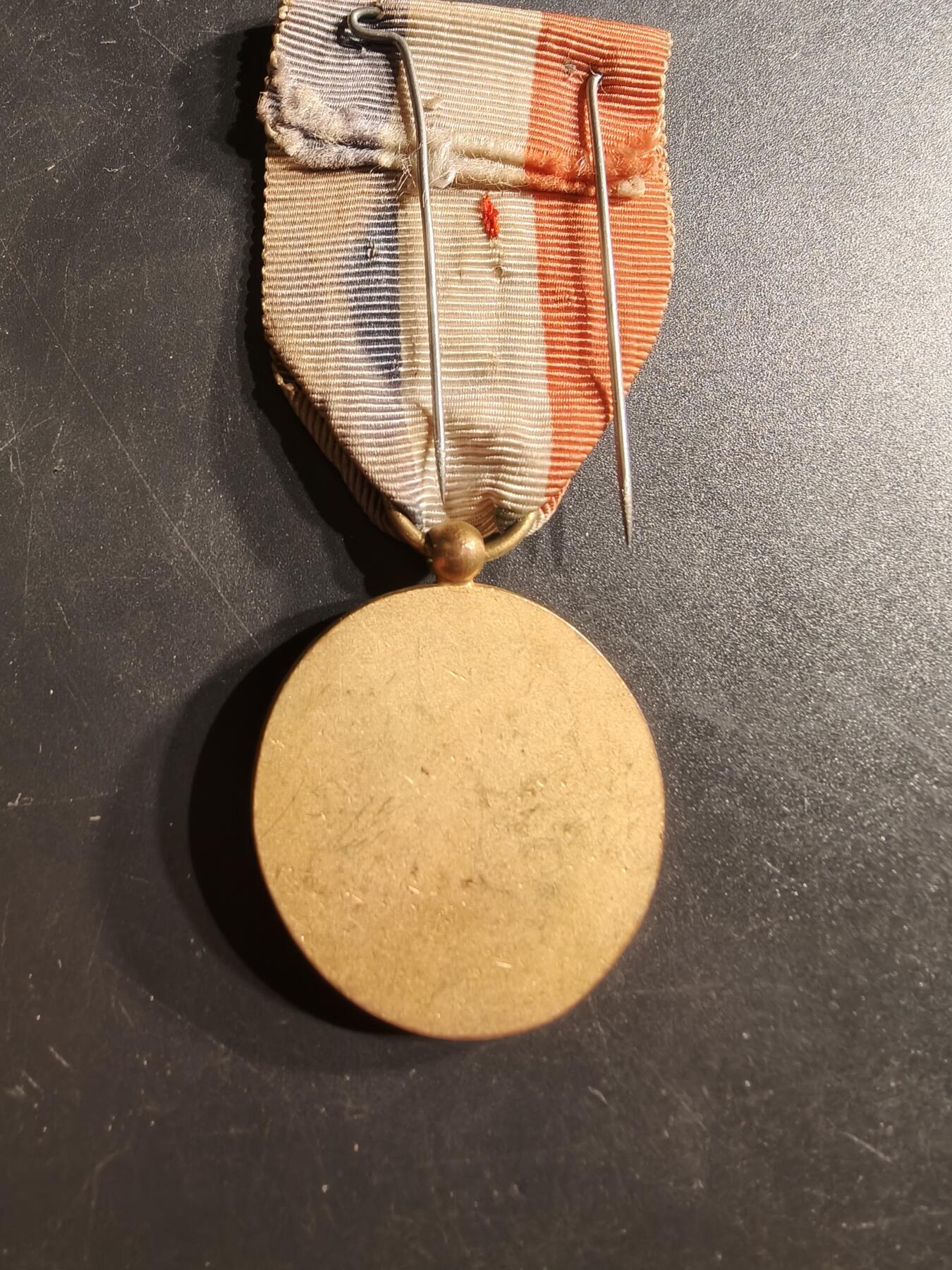 老王徽章第160期  法国纪念章    金级