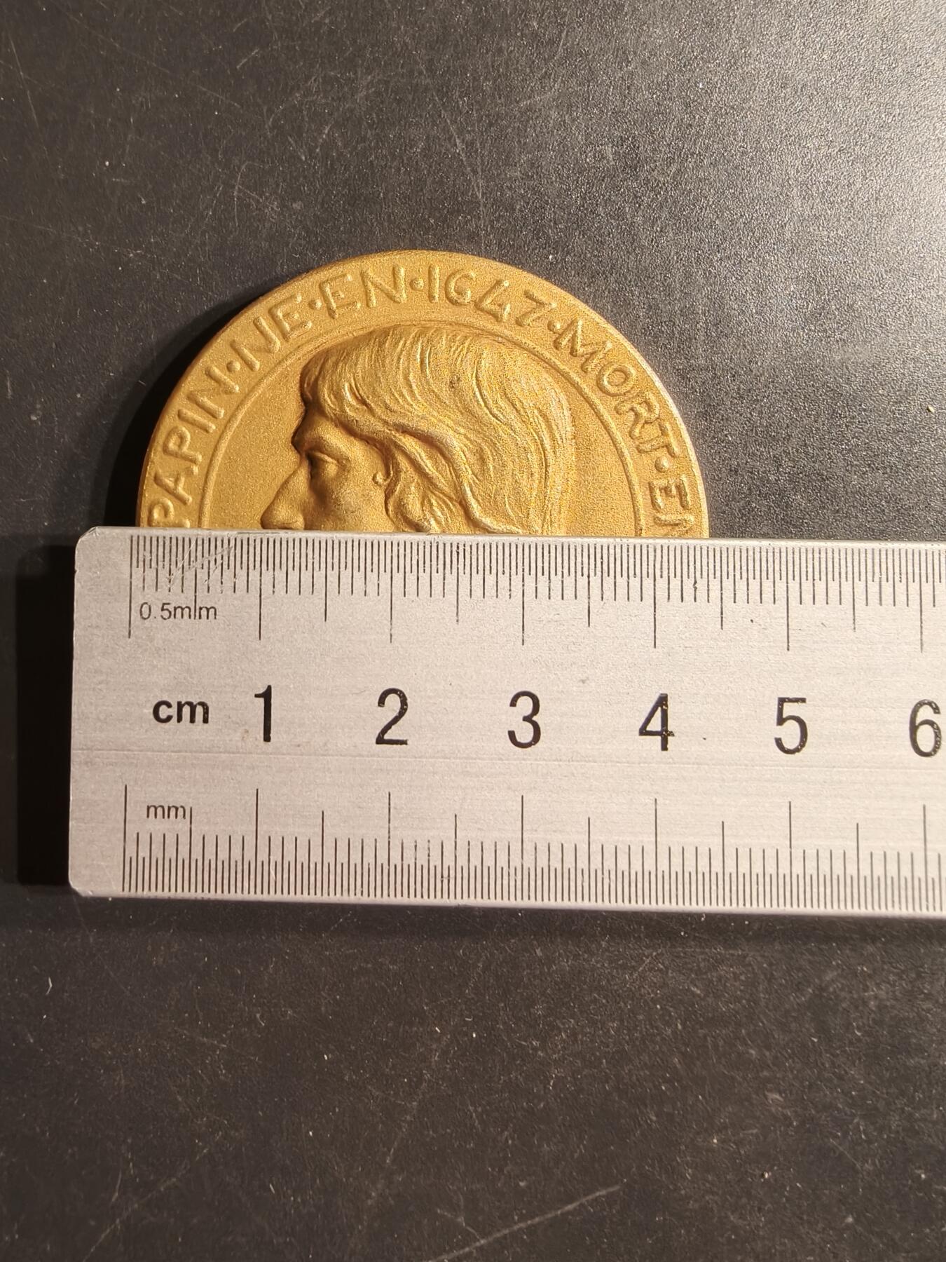 老王徽章第160期 法国机械工业联合会镀金大铜章     直径44mm.   重量41.6g