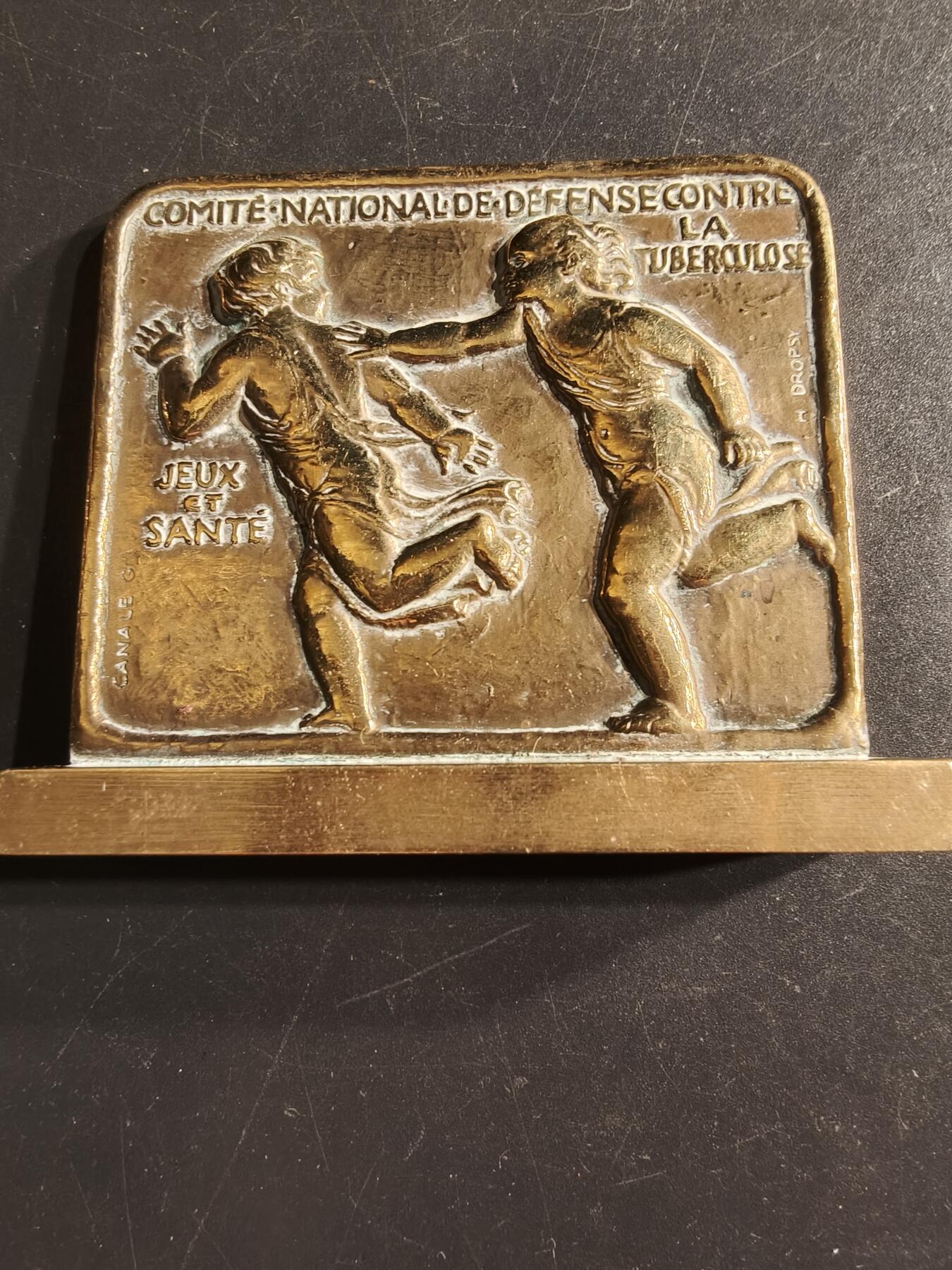 老王徽章第160期  法国国家抗结核防御委员会方形大铜章      高浮雕     尺寸：65×70mm.   重量196.3g 