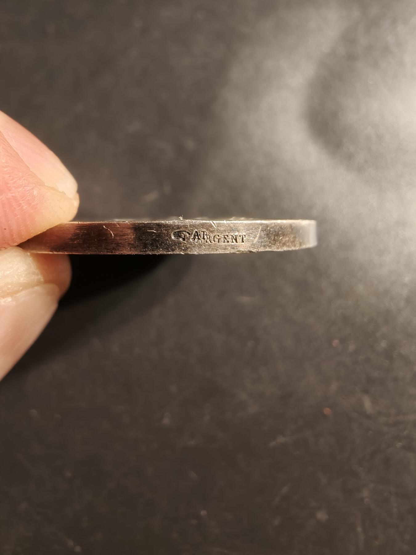 老王徽章第160期 法国婚礼纪念章    原盒     950手指银标    1850年   带背铭    直径34mm.   重量16.4g