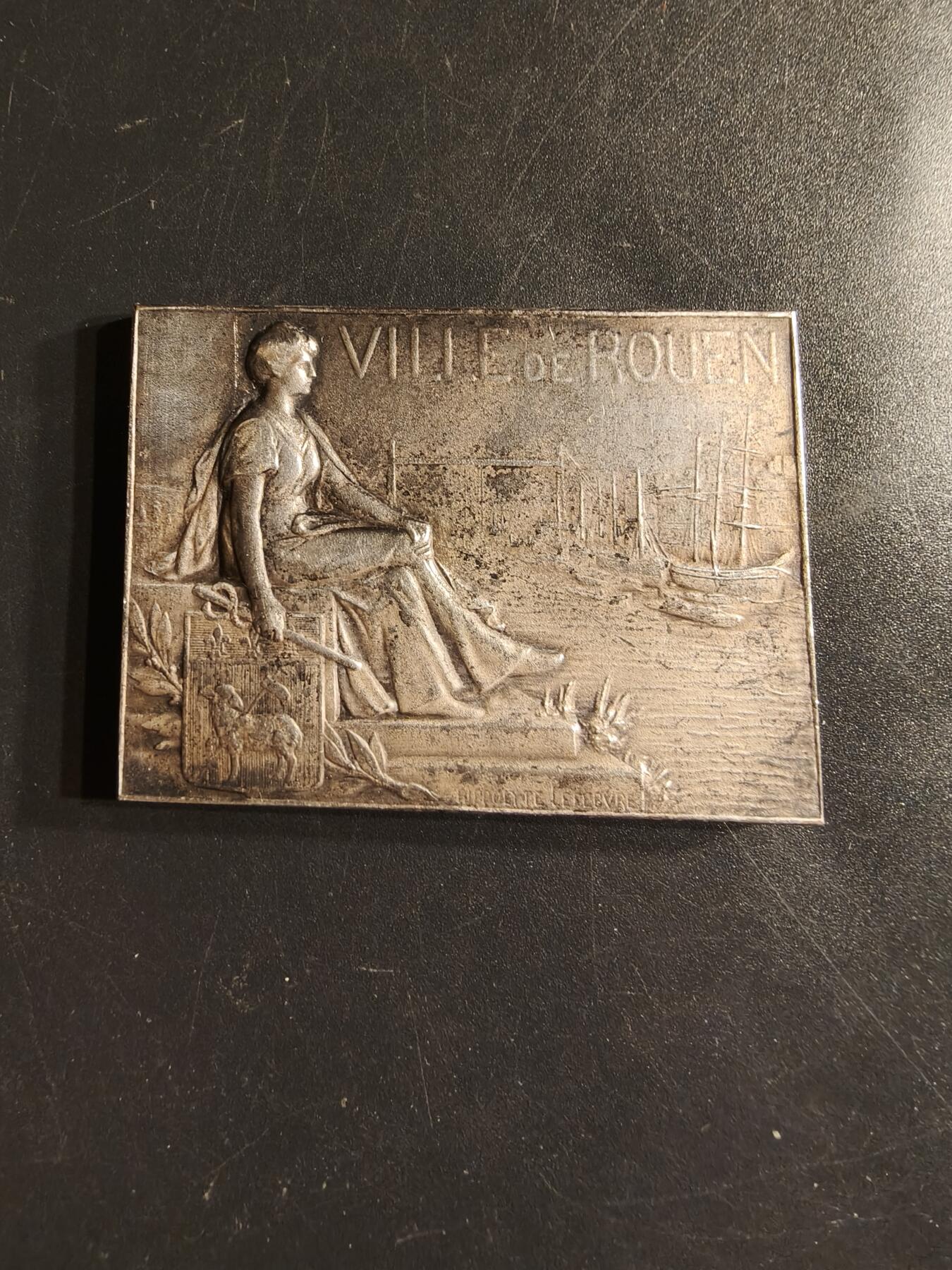 老王徽章第160期 法国鲁昂市方形镀银大铜章     带盒子     尺寸48×35mm.    重量53.6g