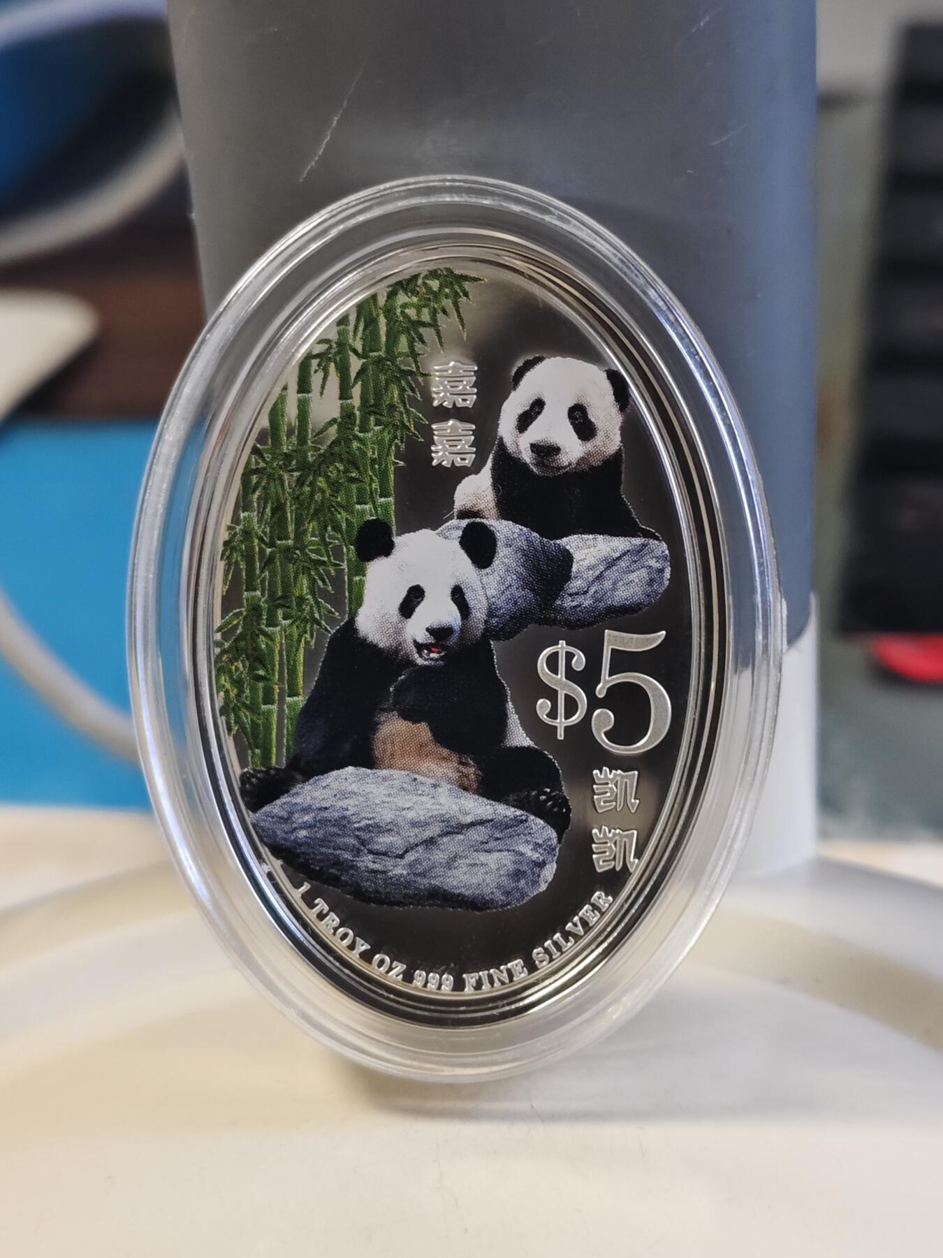 第180期拍卖【长期征集拍品】【北京币展专场】 新加坡2012年大熊猫凯凯和嘉嘉椭圆形彩色精制银币，999银，31.1克，发行10000枚