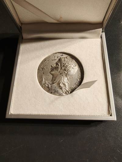 老王徽章第160期 -  法国玛丽安娜银章    Rasumny版本     950银     直径40mm.    重量28.7g.    带盒子