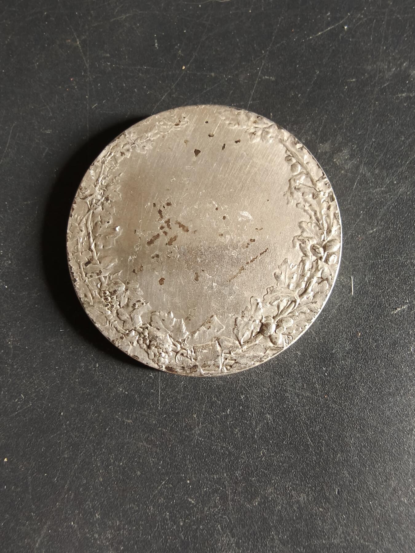 老王徽章第160期  法国农业协会大银章    带盒子     直径38mm.   重量28.7g.    950银