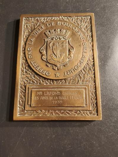 老王徽章第160期 -  法国布洛涅-比扬古市方形大铜章     尺寸84×56mm.   重量225.7g