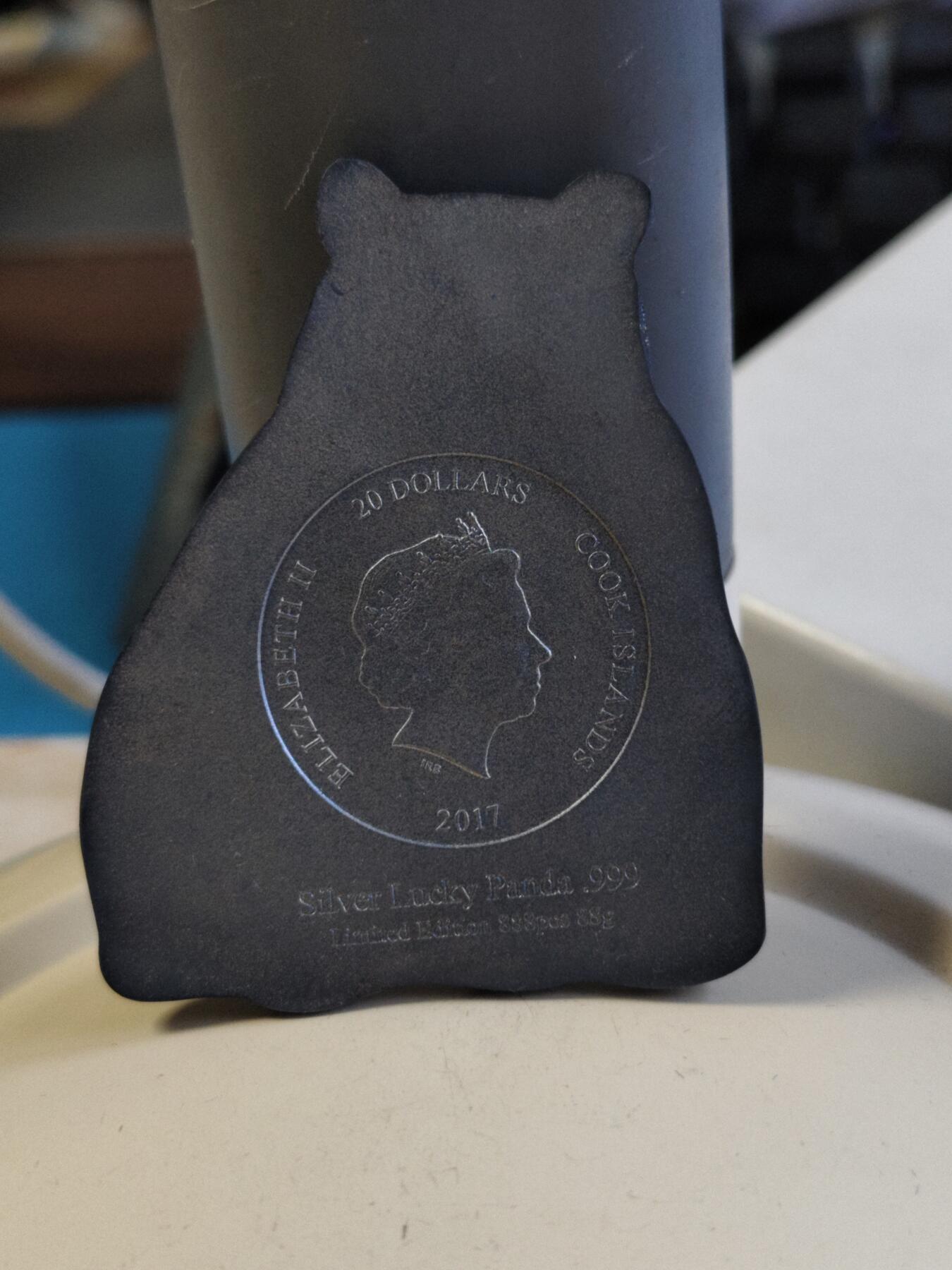 第180期拍卖【长期征集拍品】【北京币展专场】 库克2017年幸运母子大熊猫仿古异形纪念银币，999银，88克，发行888枚