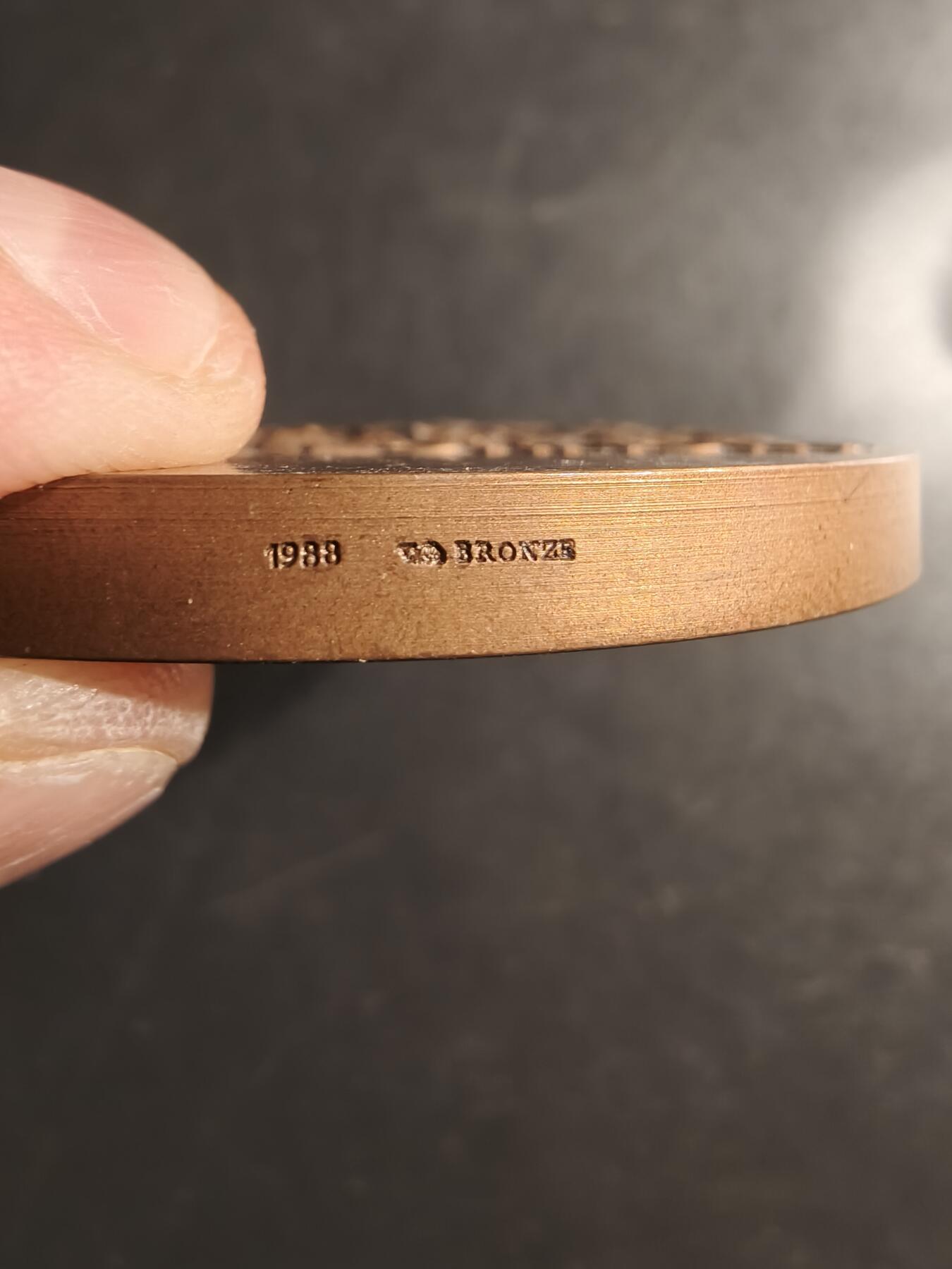 老王徽章第160期 法国洛尔蒙市大铜章     高浮雕     直径72mm.   重量183.6g