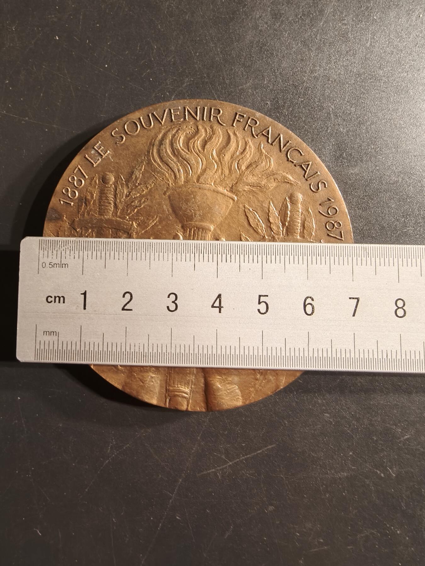 老王徽章第160期  法国战争纪念协会成立100周年大铜章     直径70mm.   重量186.6g.    描绘了人们在墓地中哀悼的场景，该协会致力于维护普法战争期间法国士兵墓地 