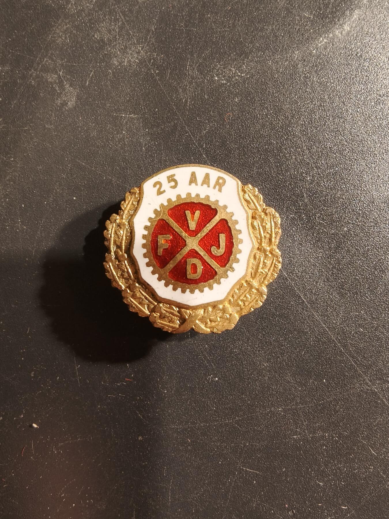 老王徽章第160期 东德自由德国青年联盟25年证章