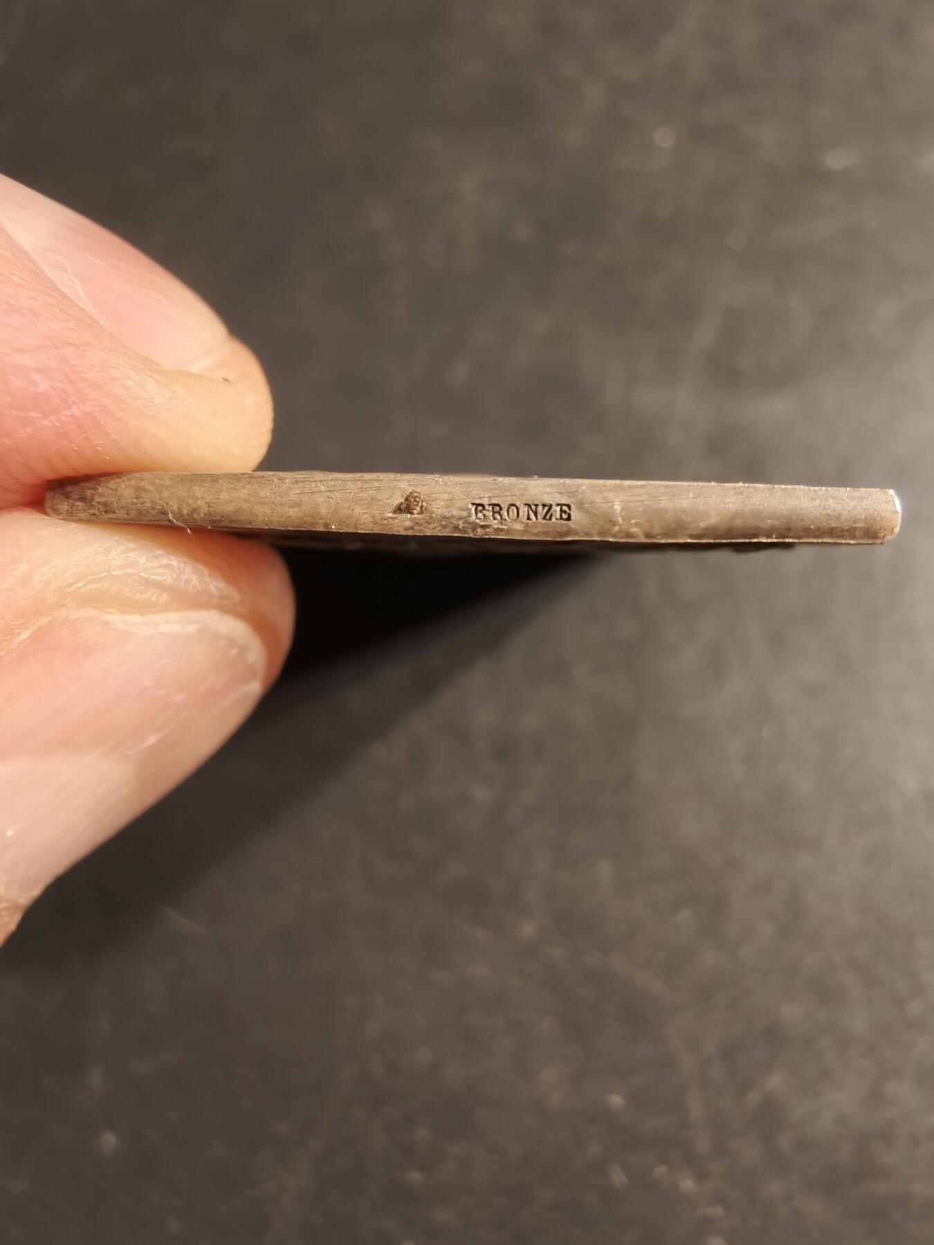 老王徽章第160期  法国射击联盟镀银方形大铜章      大师皮列作品     尺寸41×26mm.    重量24.5g.    