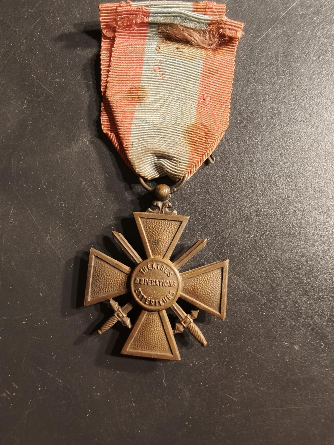 老王徽章第160期 法国海外行动版战争十字奖章    一颗铜棕榈勋饰 