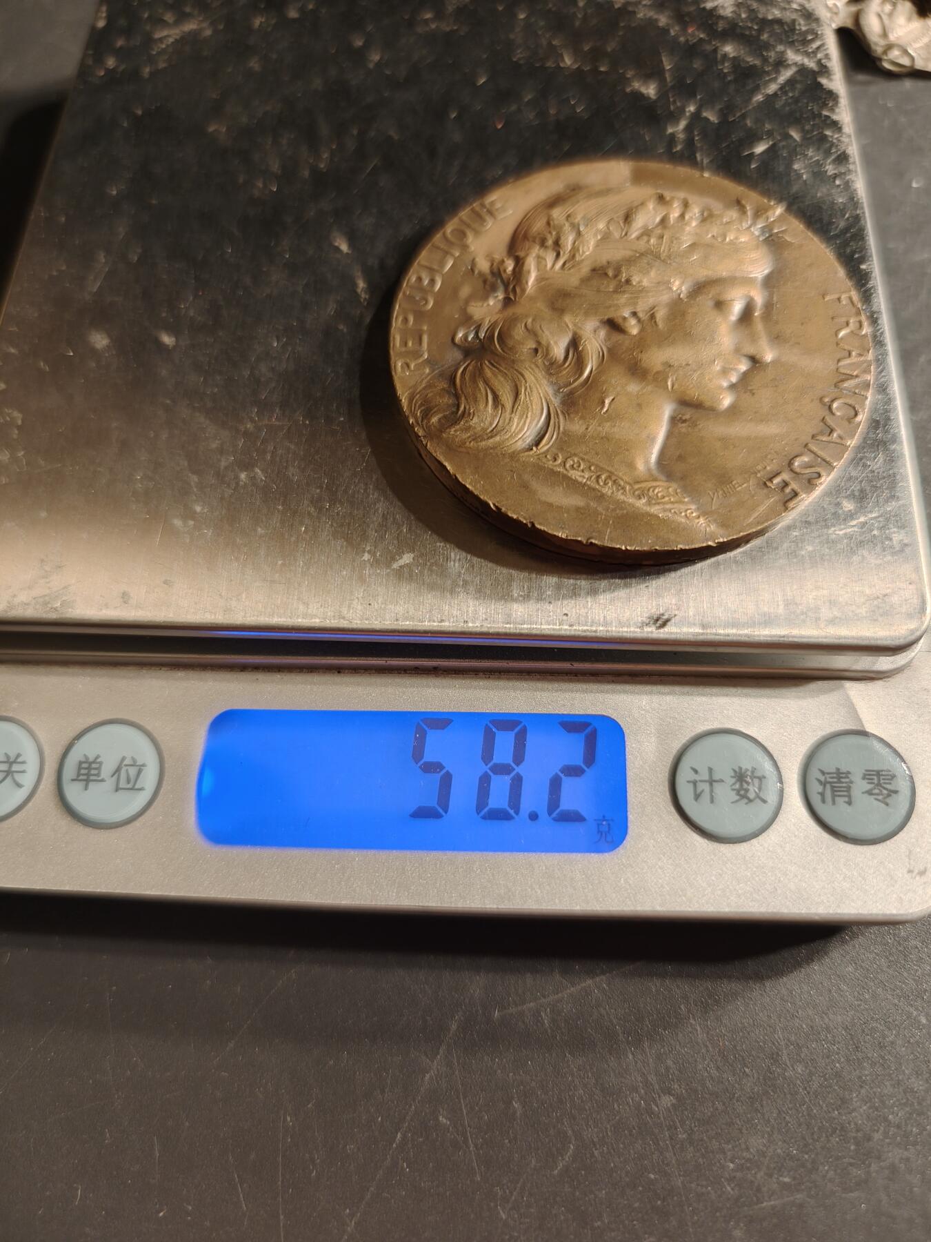 老王徽章第160期  法国市长协会成立50周年大铜章      花环玛丽安娜     大师丹尼尔杜普伊作品     直径50mm.    重量58.2g