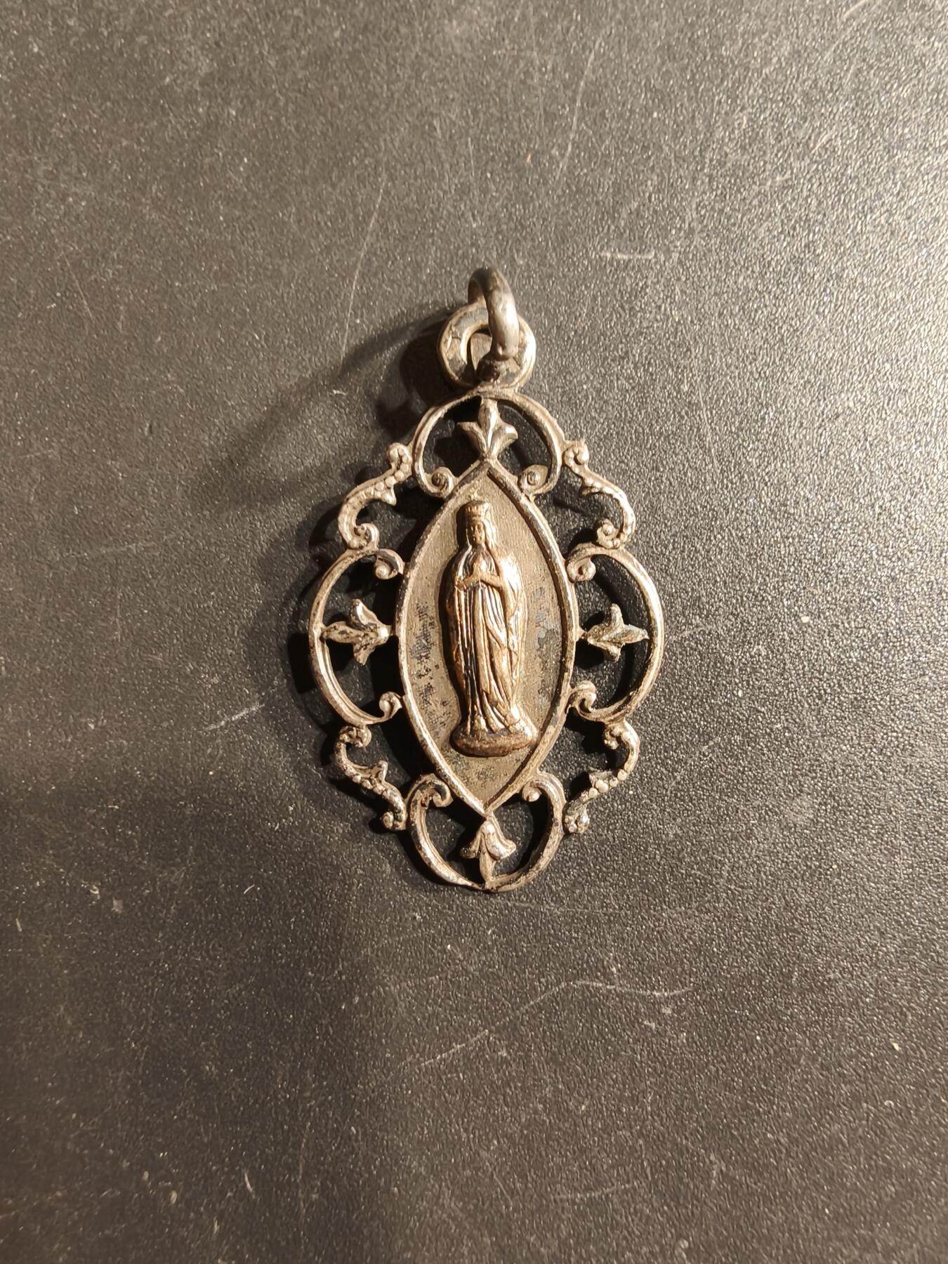 老王徽章第160期 法国天主教会纪念章     银质1.5g