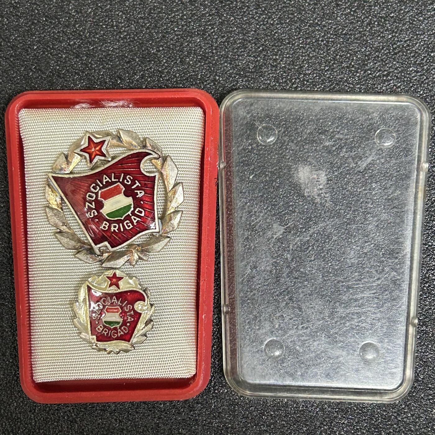 西秦中古拍卖第六十三期 匈牙利银级社会主义工人旅证章 带迷你章 带原盒