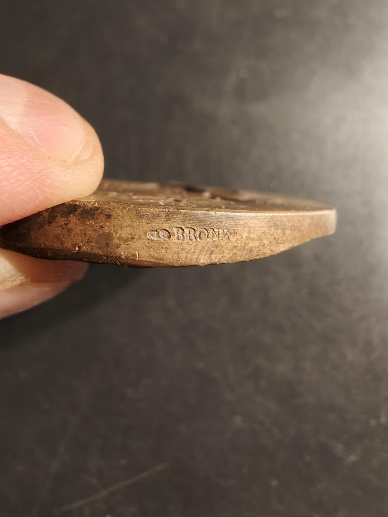 老王徽章第160期  法国第33步兵团射击竞赛大铜章     大师亨利杜布瓦作品     直径50mm.    重量53.5g