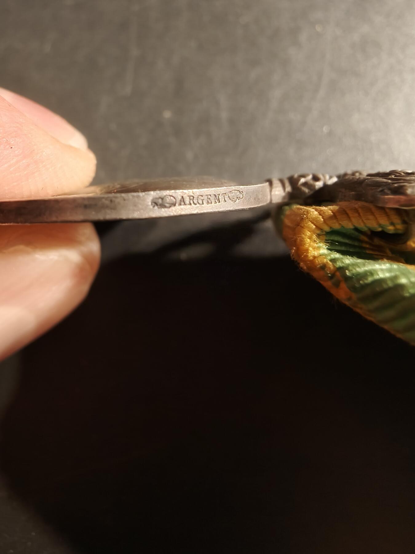 老王徽章第160期 法国1900庚子奖章    原铸950银     带盒子