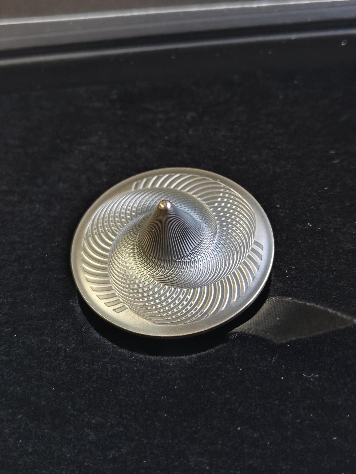 第180期拍卖【长期征集拍品】【北京币展专场】 库克2023年复制旋转陀螺1盎司3D立体仿古纪念银币，999银，发行999枚，盒子有裂痕