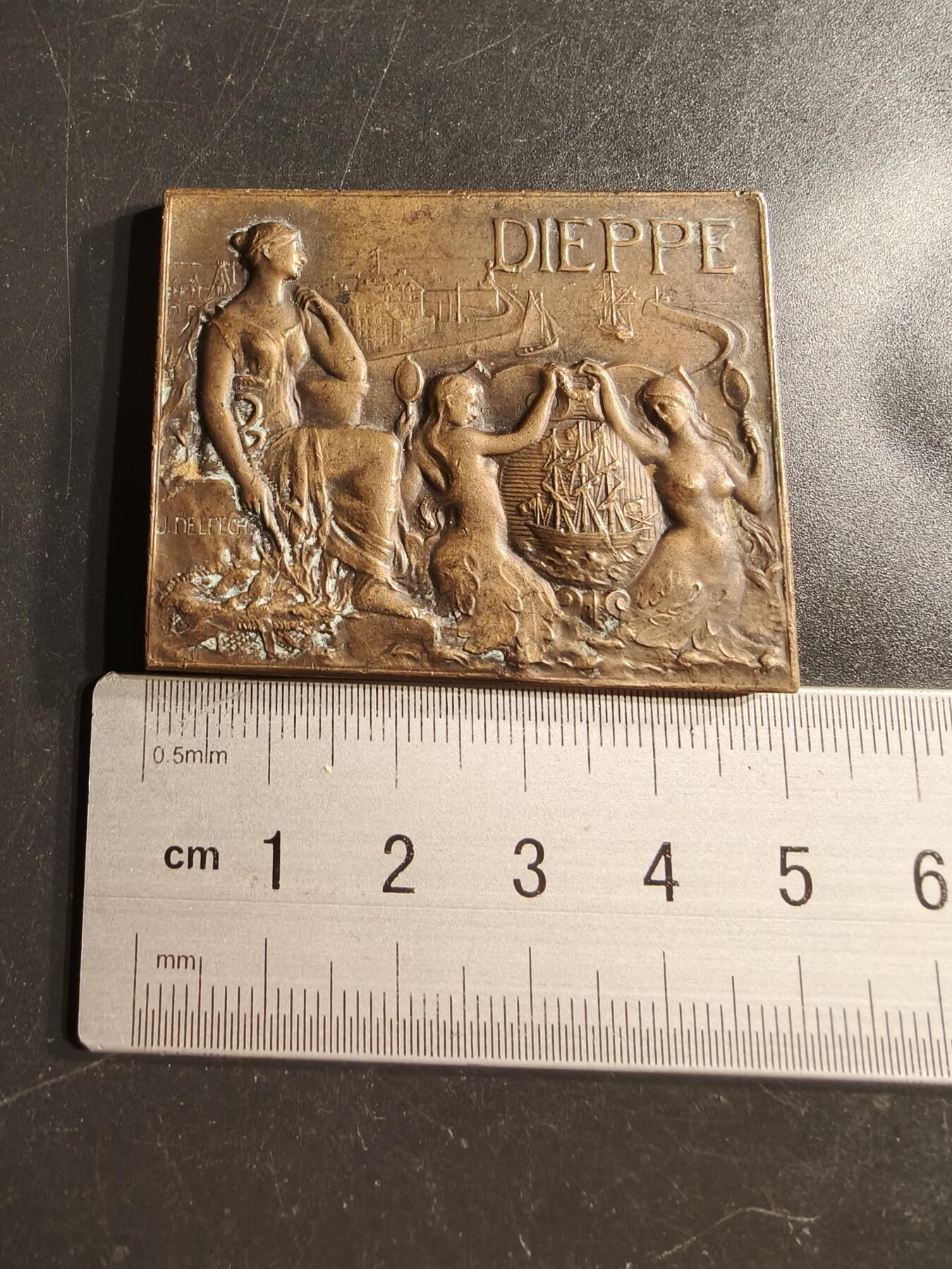 老王徽章第160期  法国德耶普市方形大铜章     尺寸47×39mm.    重量60g