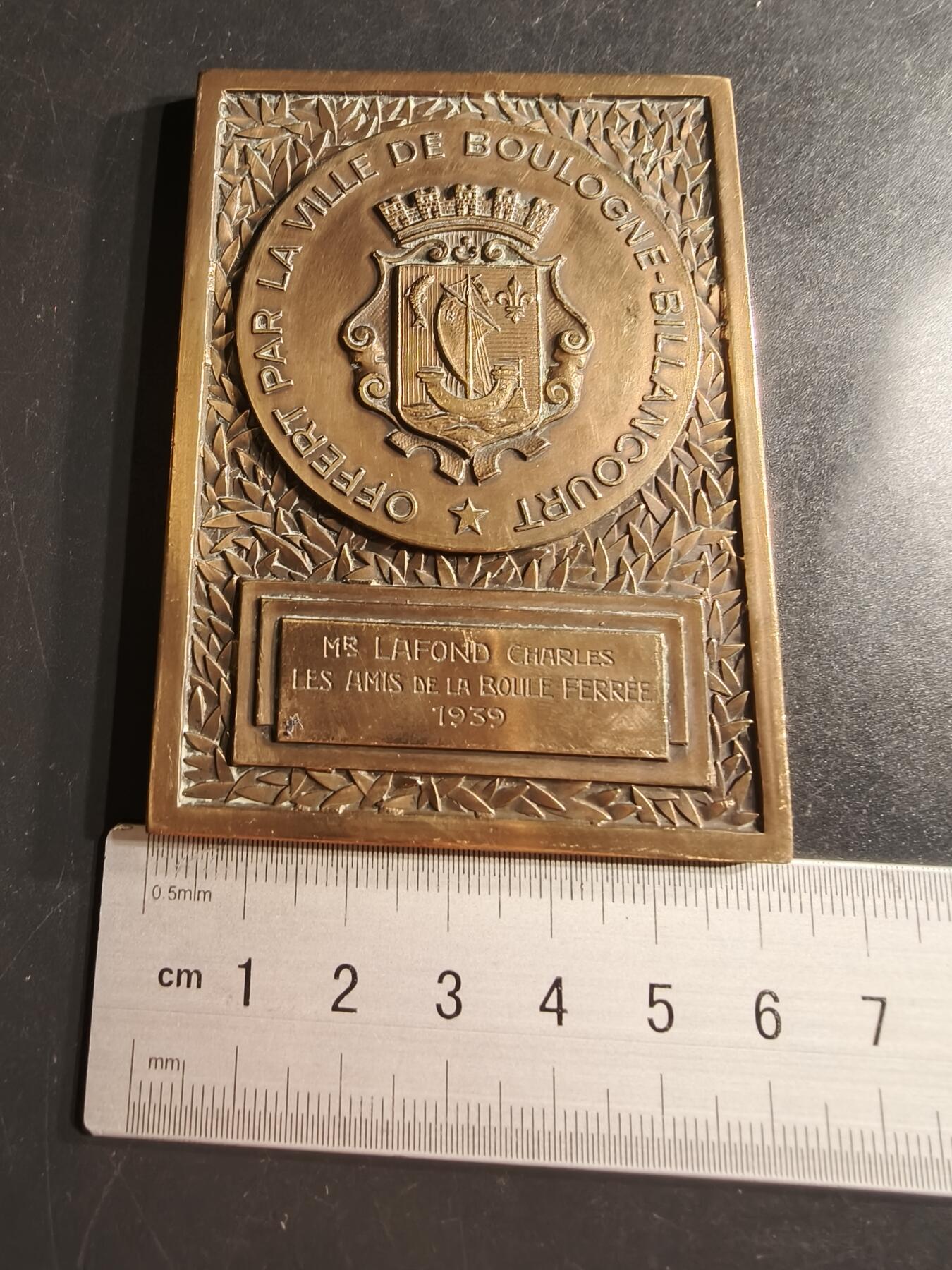 老王徽章第160期  法国布洛涅-比扬古市方形大铜章     尺寸84×56mm.   重量225.7g