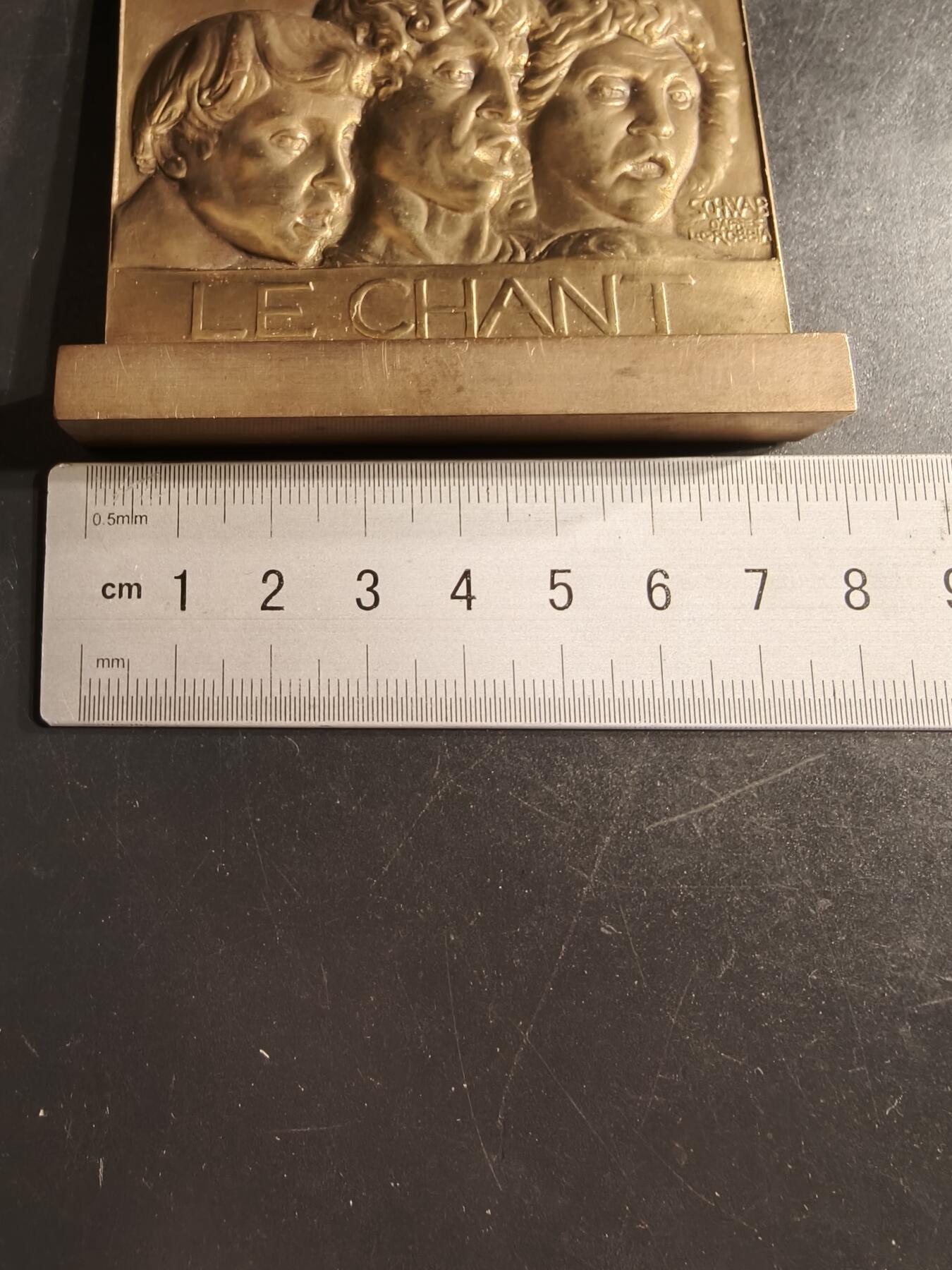 老王徽章第160期  德国“合唱”主题方形大铜章      高浮雕     尺寸：75×60mm.    重量176.9g.    德国雕塑家路德维希·施瓦布作品