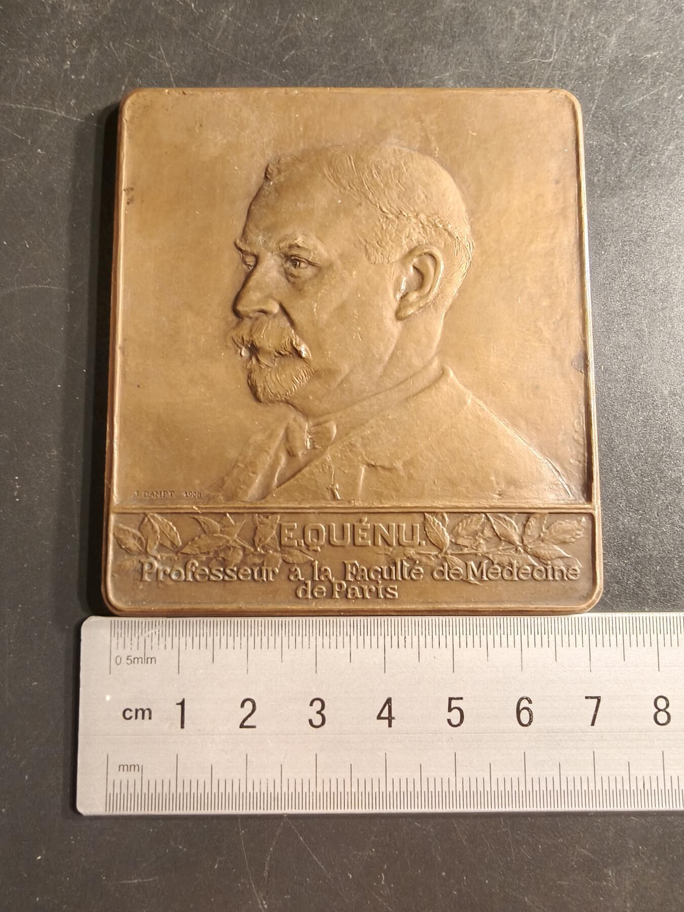 老王徽章第160期 法国巴黎医学院教授保罗•克努方形大铜章     尺寸78×68mm.    重量178.5g