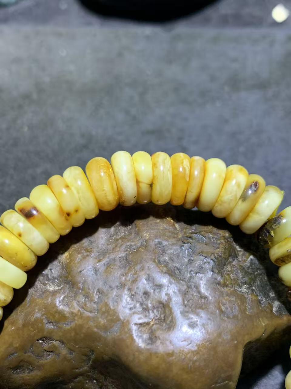 天然乌料蜜蜡隔片手串1条！！