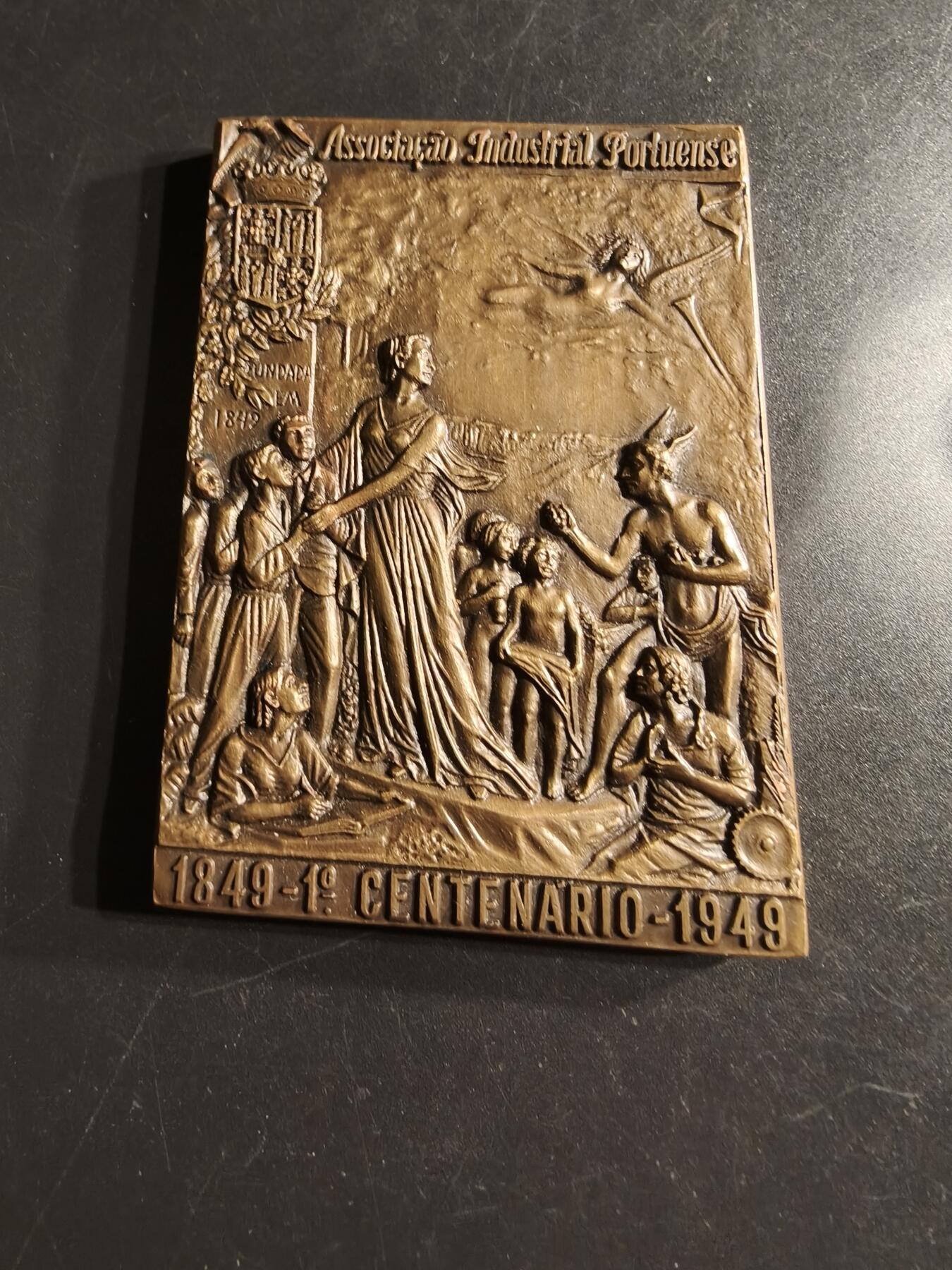 老王徽章第160期  葡萄牙工业协会百年方形大铜章      尺寸85×56mm.   重量240g.    