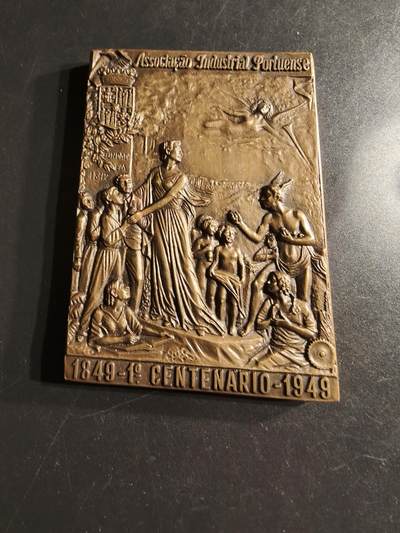 老王徽章第160期 -  葡萄牙工业协会百年方形大铜章      尺寸85×56mm.   重量240g.    