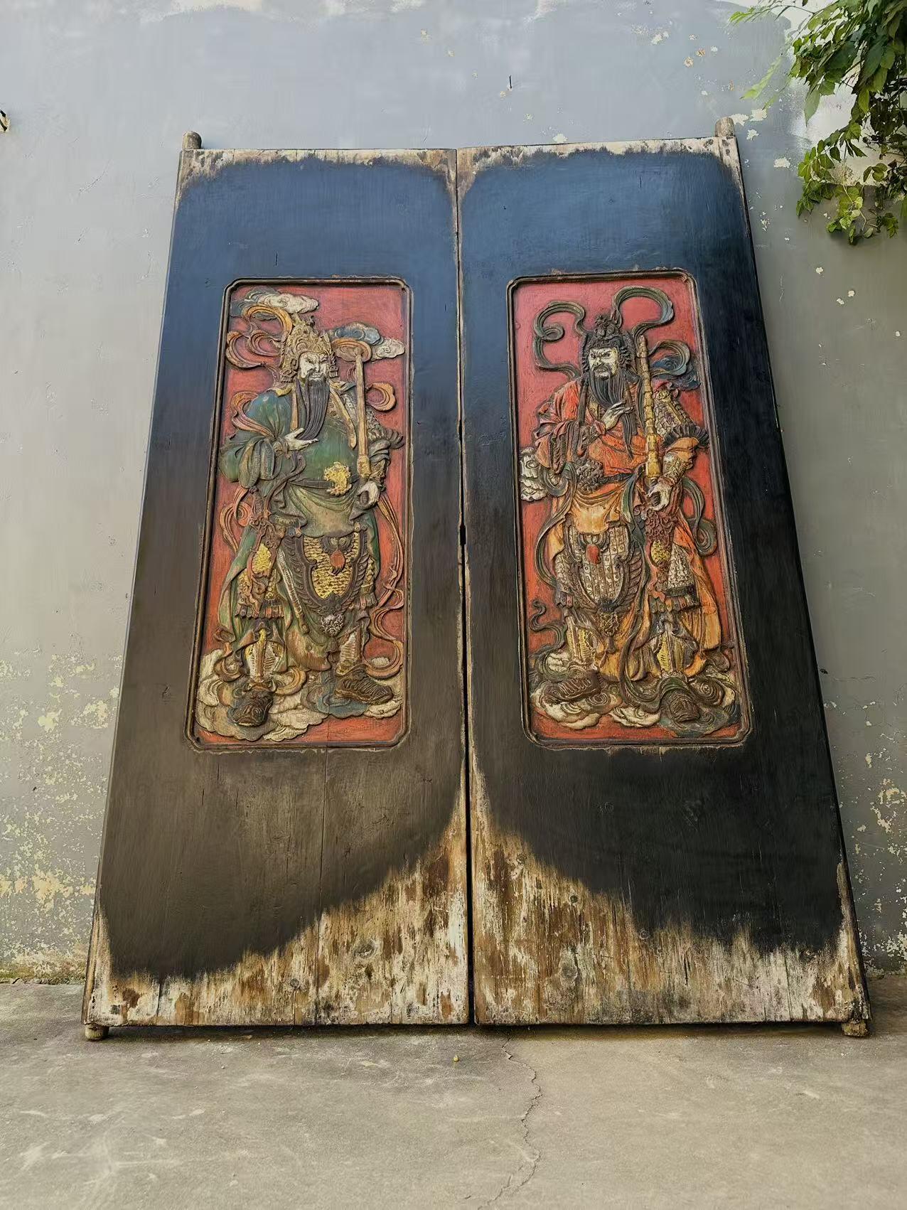 门神一对：大漆彩绘，高浮雕高224cm