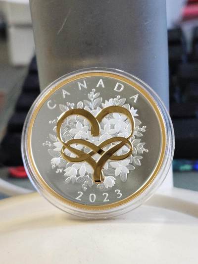 第180期拍卖【长期征集拍品】【北京币展专场】 - 加拿大2023年爱情情人节婚礼感情丝带镀金纪念银币,9999银镀金，发行10000枚