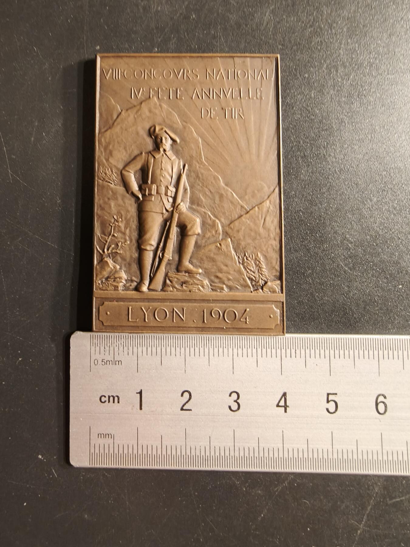 老王徽章第160期  法国里昂1904年射击竞赛方形大铜章     尺寸60×40mm.    重量48.9g