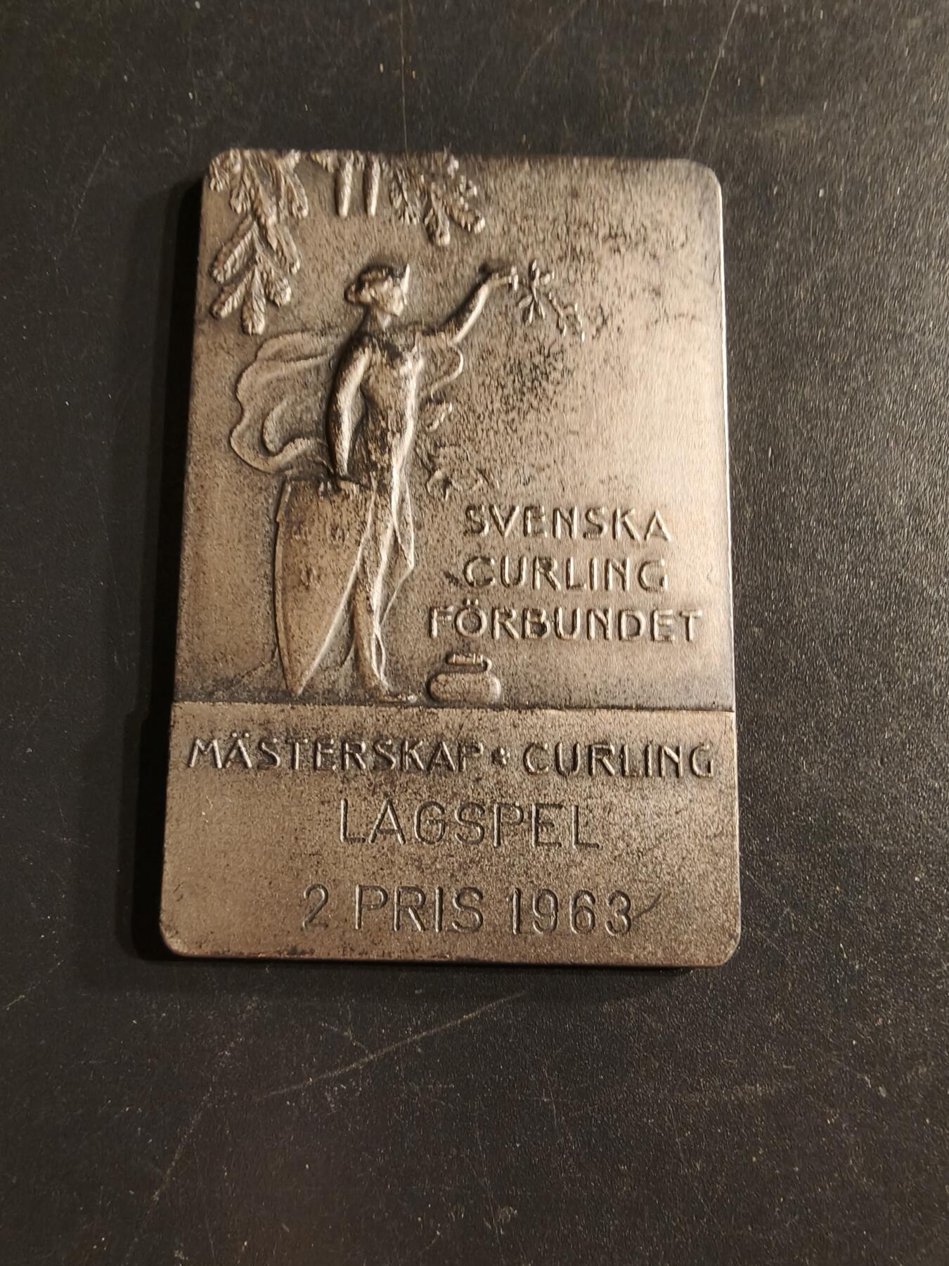 老王徽章第160期  瑞典冰壶协会方形镀银大铜章     尺寸58×36mm.    重量55.1g