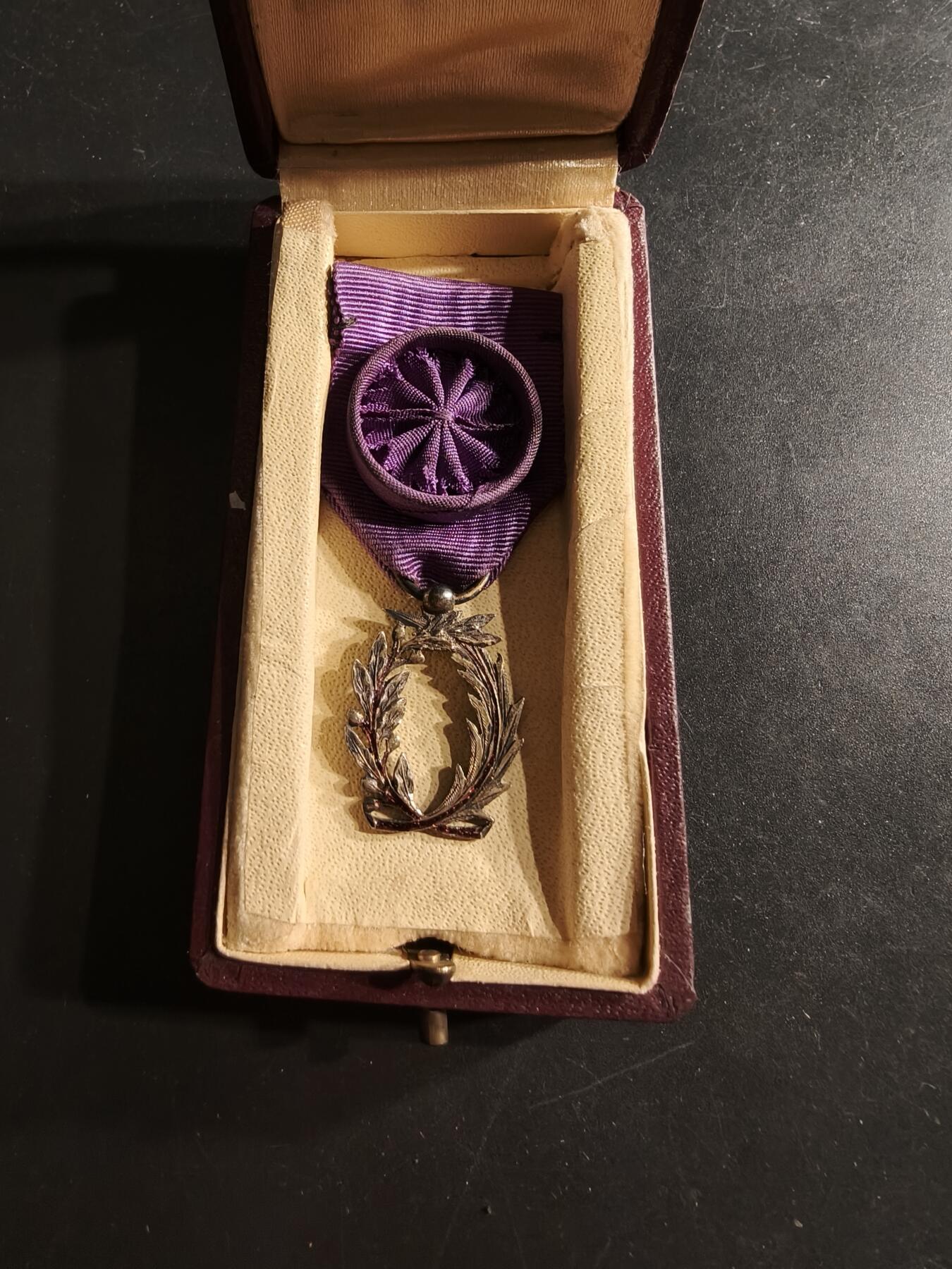 老王徽章第160期 法国军官级棕榈叶勋章    银质珐琅    三共时期    带盒子