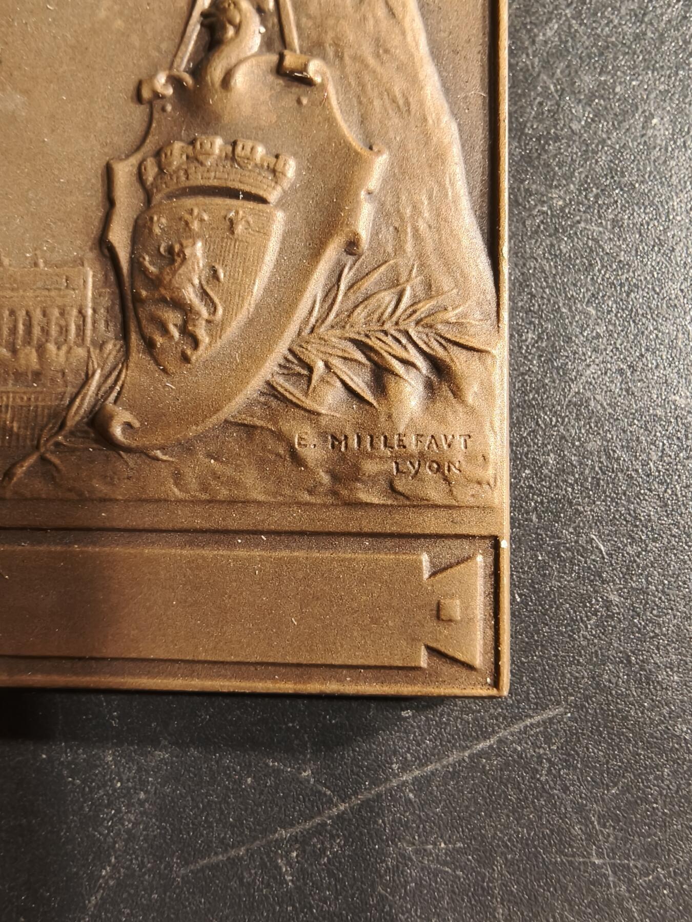 老王徽章第160期  法国里昂1904年射击竞赛方形大铜章     尺寸60×40mm.    重量48.9g