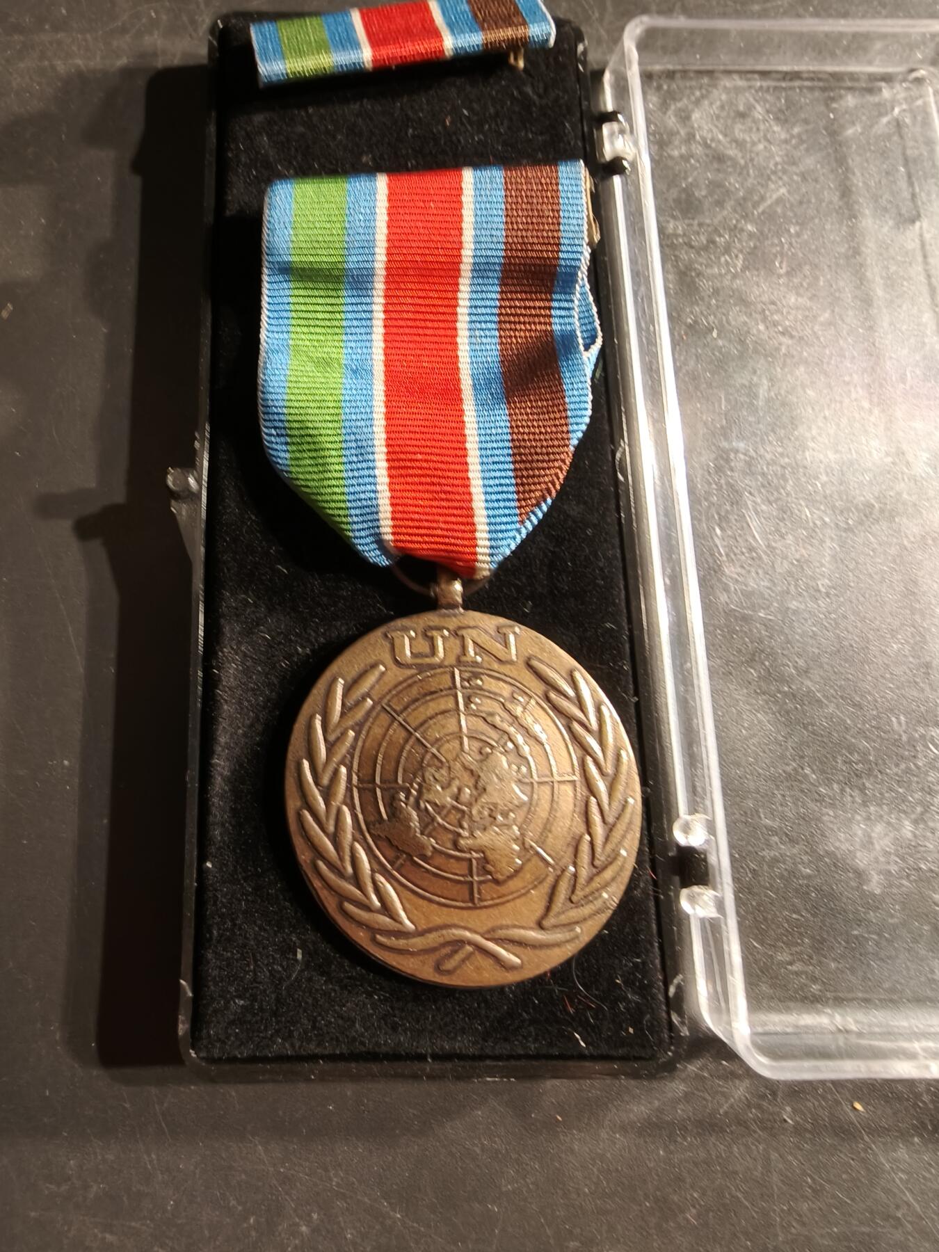 老王徽章第160期 联合国维和奖章    前南斯拉夫内战维和部队    带盒子和略 