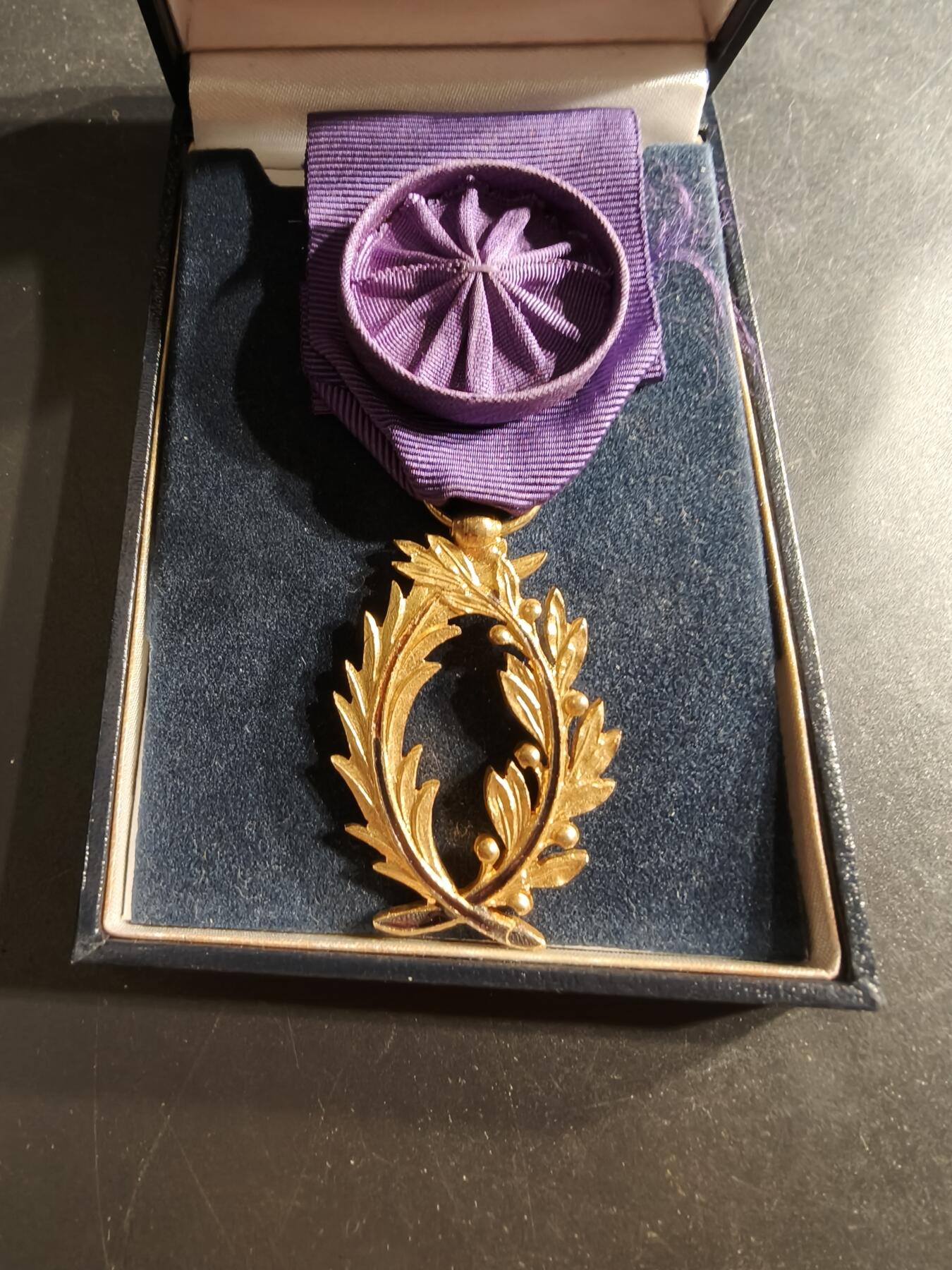 老王徽章第160期 法国军官级棕榈叶勋章     带盒子     珐琅完整